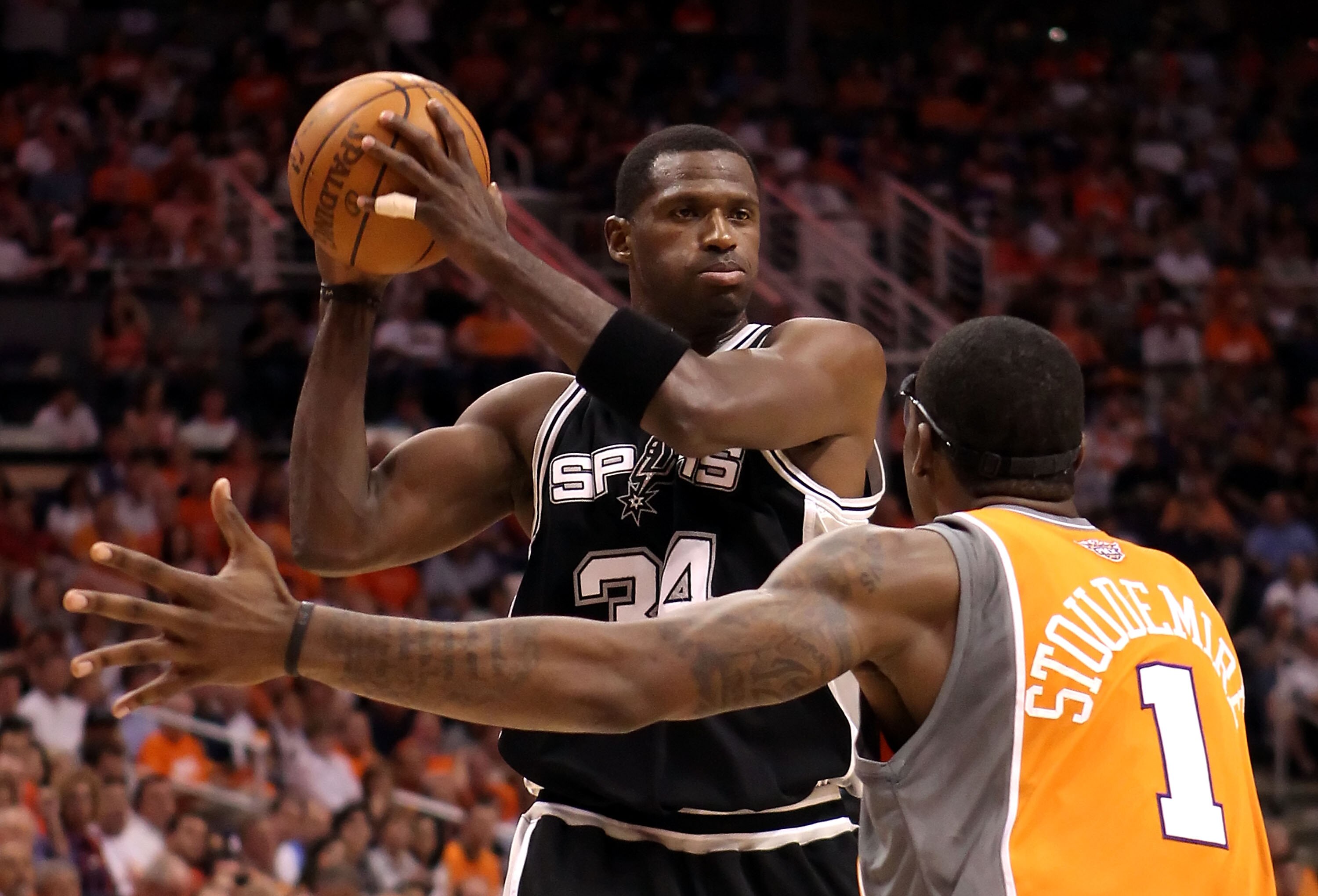 PHOENIX - MAY 05:  Antonio McDyess #34 of the San Antonio Spurs looks to pass the ball under pressure from Amar'e Stoudemire #1 of the Phoenix Suns during Game Two of the Western Conference Semifinals of the 2010 NBA Playoffs at US Airways Center on May 5