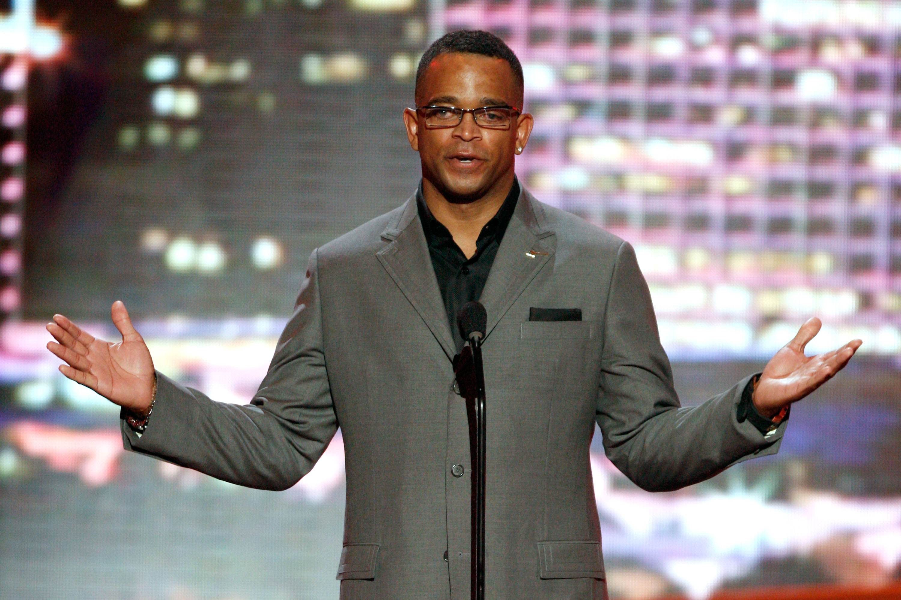LOS ANGELES, CA - JULY 15:  Stuart Scott of ESPN speaks onstage during the 2009 ESPY Awards held at Nokia Theatre LA Live on July 15, 2009 in Los Angeles, California. The 17th annual ESPYs will air on Sunday, July 19 at 9PM ET on ESPN.  (Photo by Kevin Wi