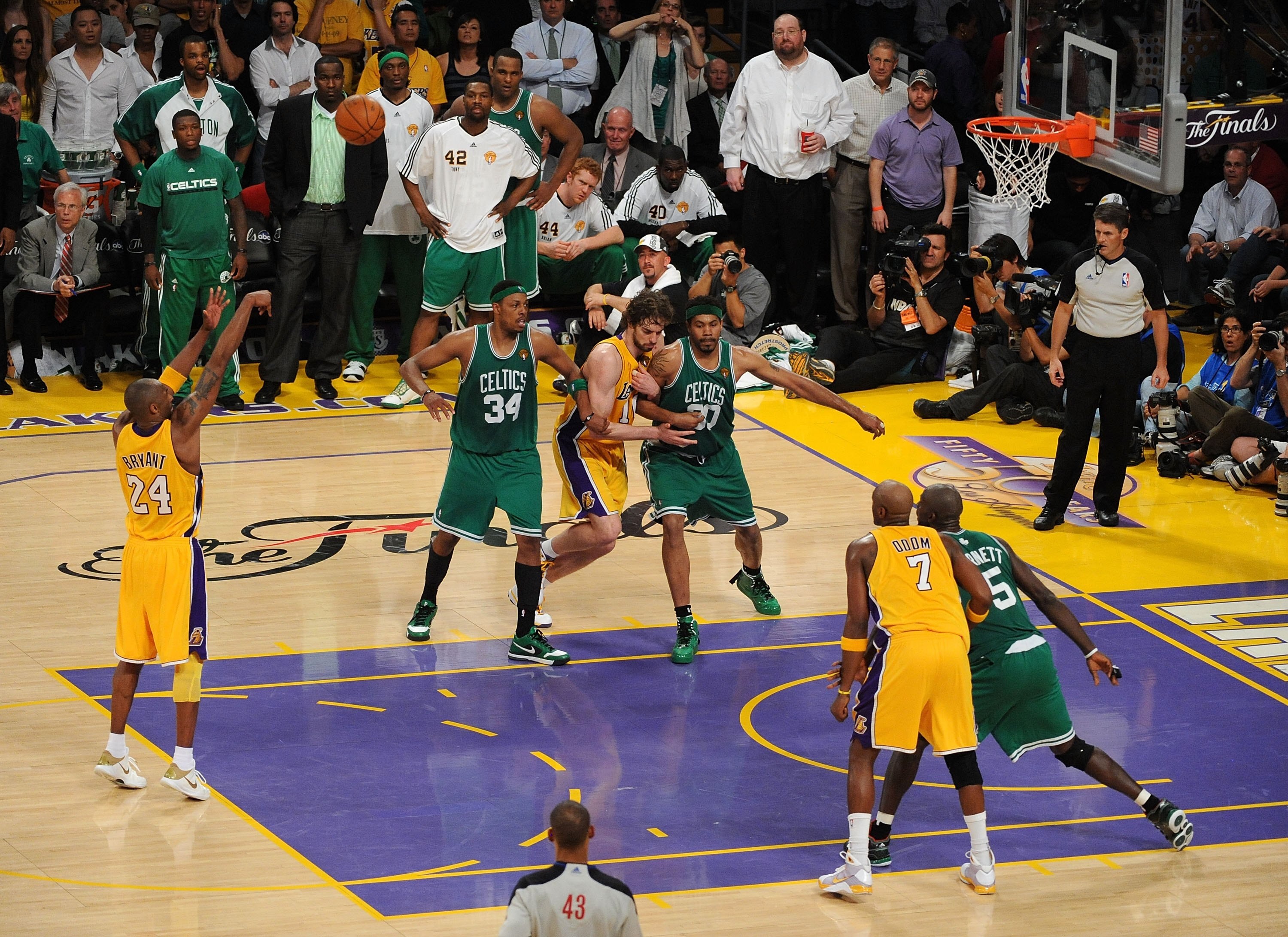 LOS ANGELES, CA - JUNE 17:  Kobe Bryant #24 of the Los Angeles Lakers shoots a free throw in Game Seven of the 2010 NBA Finals against the Boston Celtics at Staples Center on June 17, 2010 in Los Angeles, California.  NOTE TO USER: User expressly acknowle