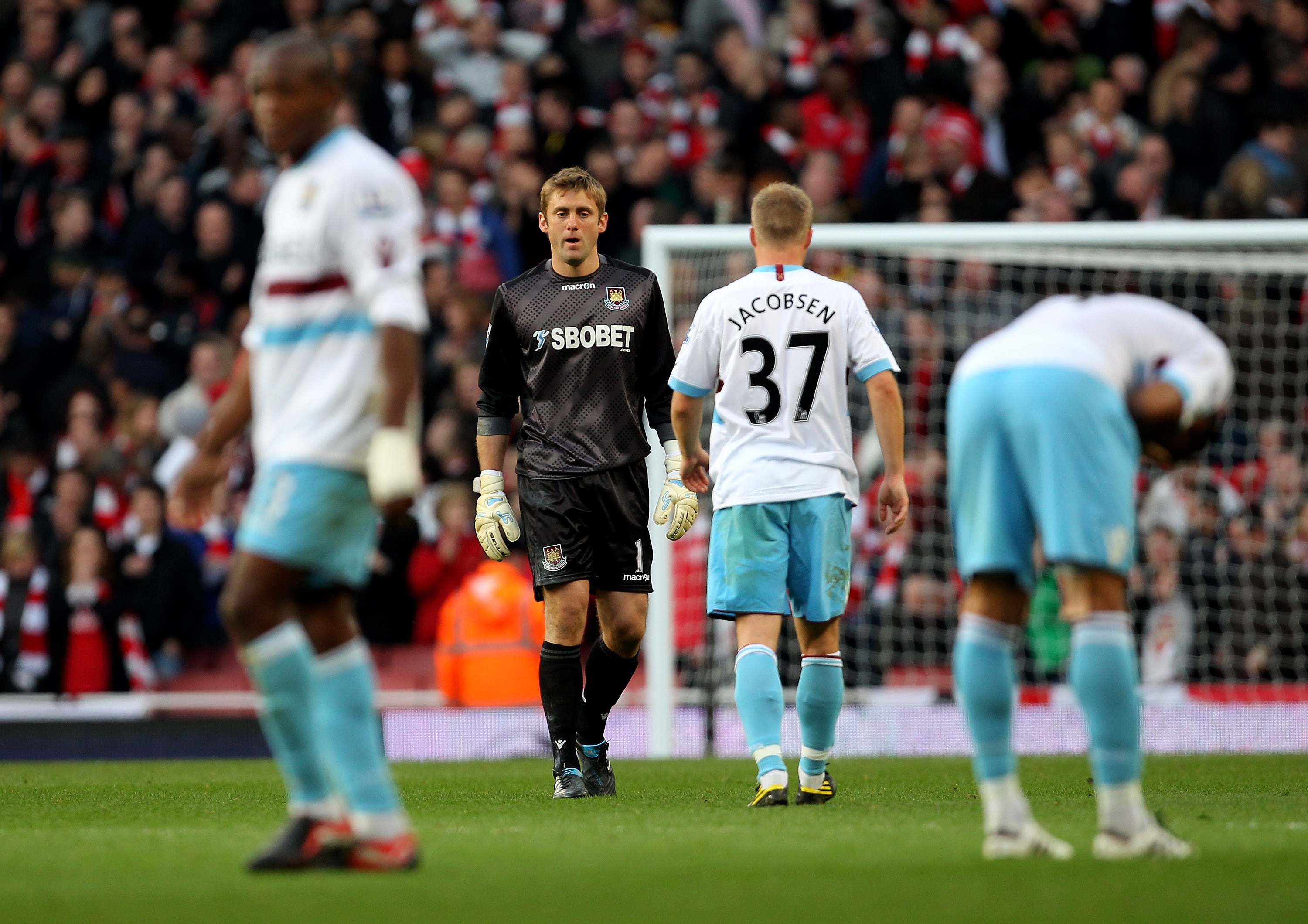 LONDON, ENGLAND - OCTOBER 30: Robert Green of West Ham shows his frustration during the Barclays Premier League match between Arsenal and West Ham United at Emirates Stadium on October 30, 2010 in London, England.  (Photo by Clive Rose/Getty Images)