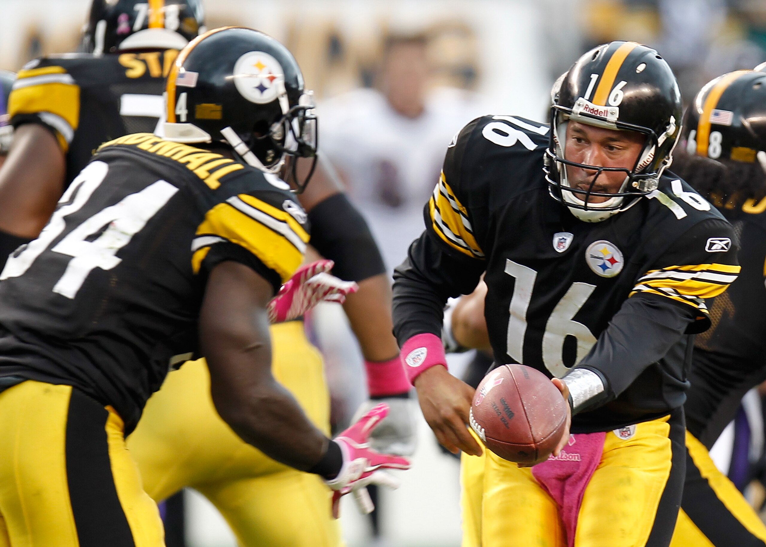 PITTSBURGH - OCTOBER 03: Charlie Batch #16 of the Pittsburgh Steelers hands of the ball to Rashard Mendenhall #34 during the game against the Baltimore Ravens on October 3, 2010 at Heinz Field in Pittsburgh, Pennsylvania. (Photo by Gregory Shamus/Getty Im