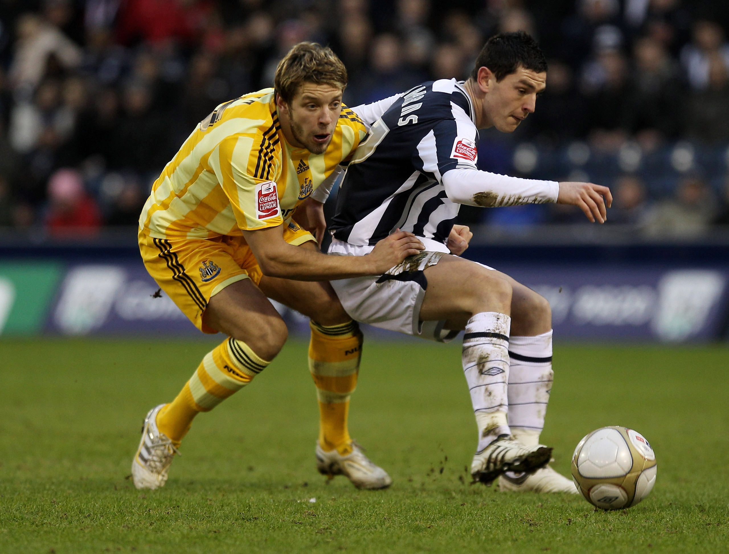 WEST BROMWICH, ENGLAND - JANUARY 23:    Graham Dorrans of West Bromwich Albion tangles with Alan Smith of Newcastle United during the FA Cup sponsored by E.O.N 4th Round match between West Bromwich Albion and Newcastle United at The Hawthorns on January 2
