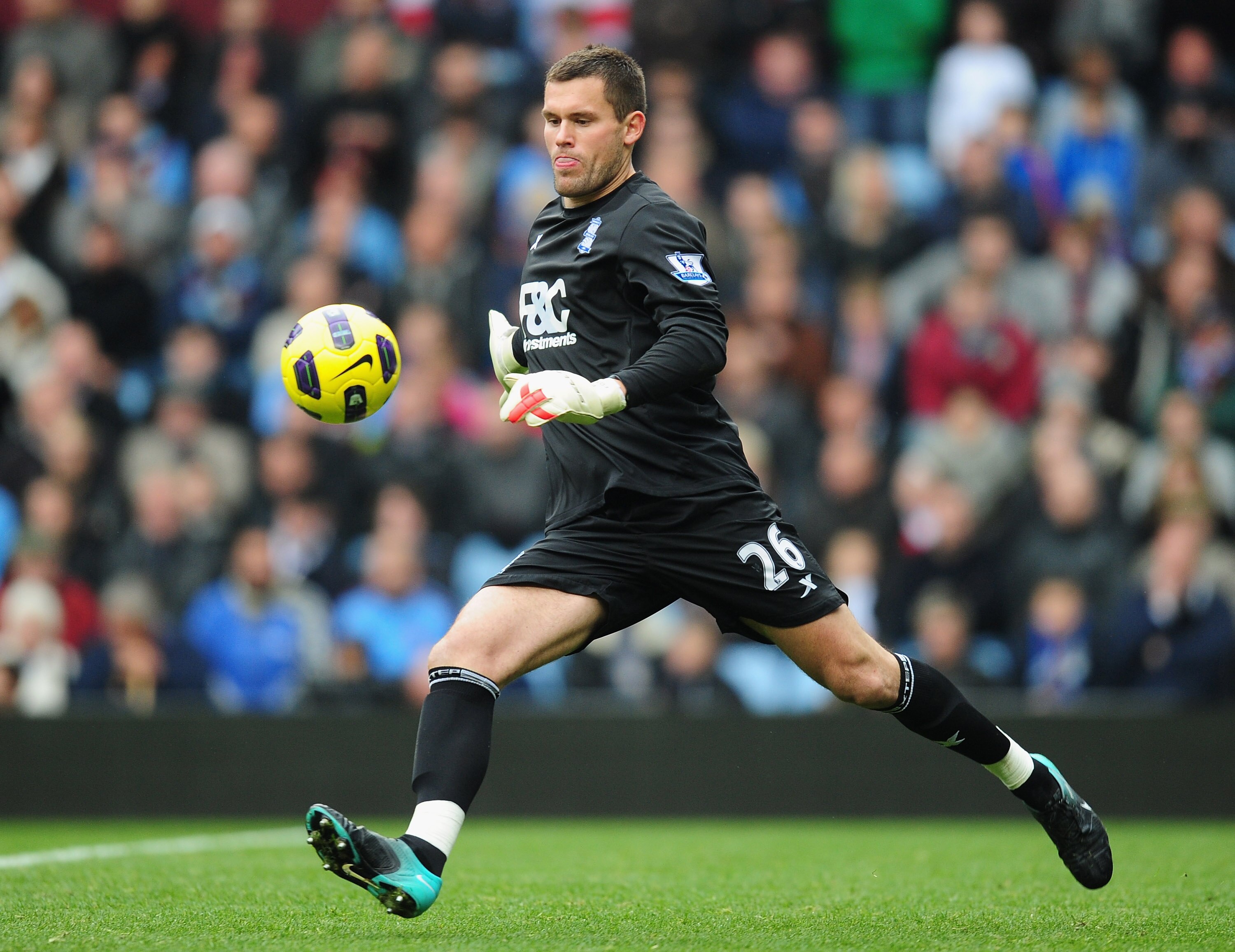 BIRMINGHAM, ENGLAND - OCTOBER 31:  Ben Foster of Birmingham in action during the Barclays Premier League match between Aston Villa and Birmingham at Villa Park on October 31, 2010 in London, England.  (Photo by Mike Hewitt/Getty Images)