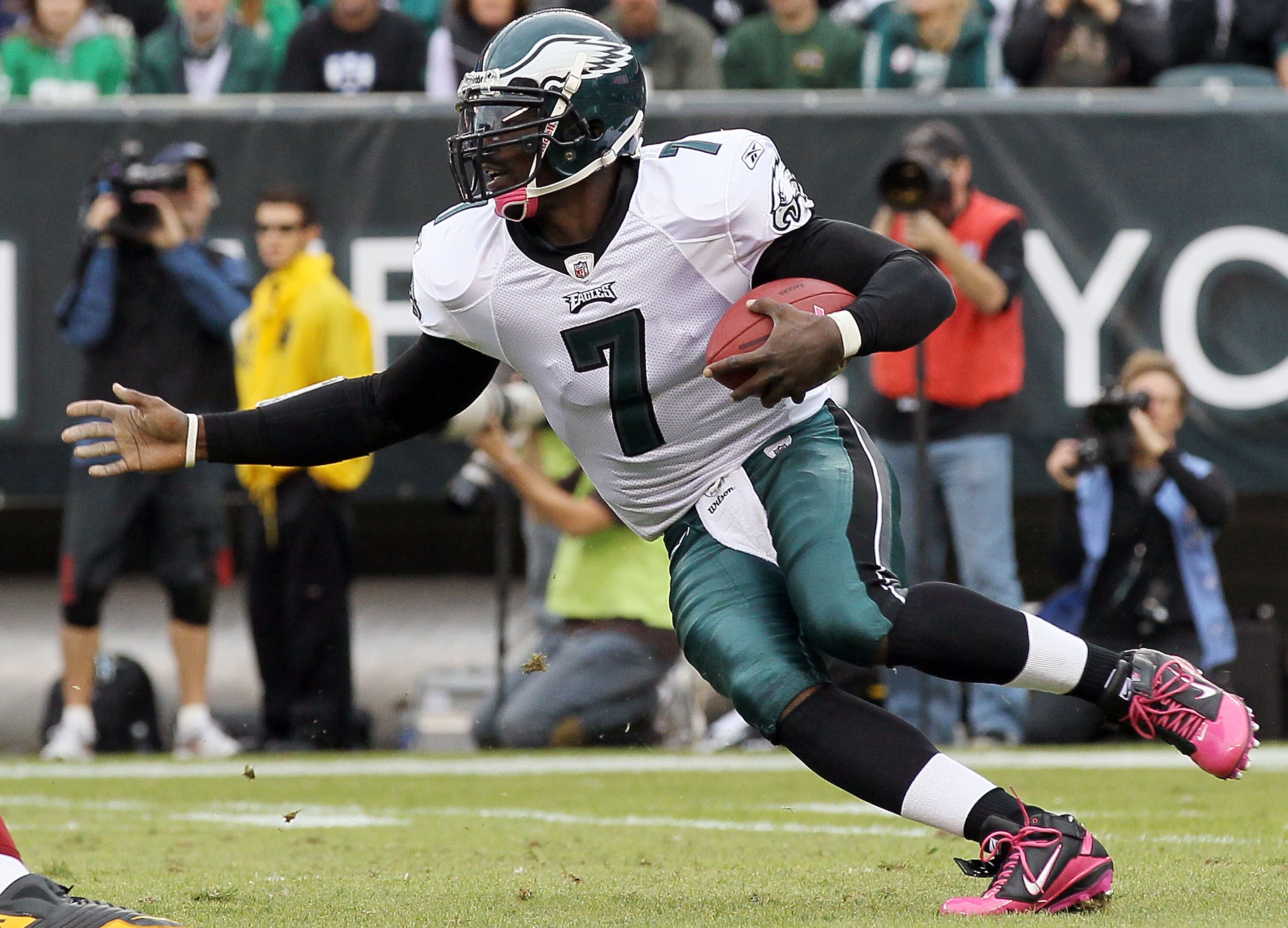 PHILADELPHIA - OCTOBER 03: Michael Vick #7 of the Philadelphia Eagles runs the ball against the Washington Redskins on October 3, 2010 at Lincoln Financial Field in Philadelphia, Pennsylvania. (Photo by Jim McIsaac/Getty Images) PHILADELPHIA - OCTOBER 03: Michael Vick #7 of the Philadelphia Eagles runs the ball against the Washington Redskins on October 3, 2010 at Lincoln Financial Field in Philadelphia, Pennsylvania. (Photo by Jim McIsaac/Getty Images)