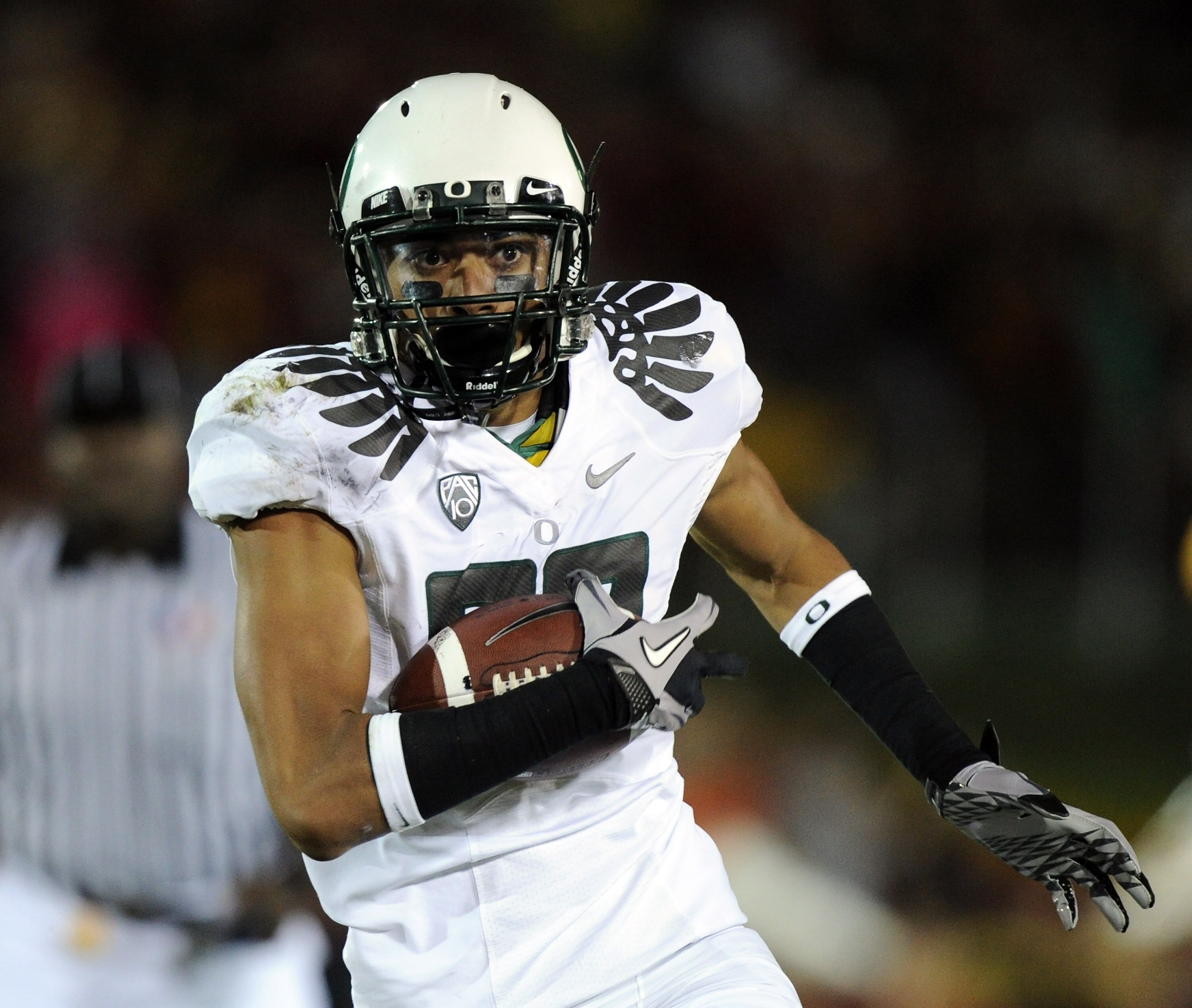 LOS ANGELES, CA - OCTOBER 30:  Lavasier Tuinei #80 of the Oregon Ducks runs in for a touchdown after his catch for a 29-17 lead over the USC Trojans during the second quarter at Los Angeles Memorial Coliseum on October 30, 2010 in Los Angeles, California.