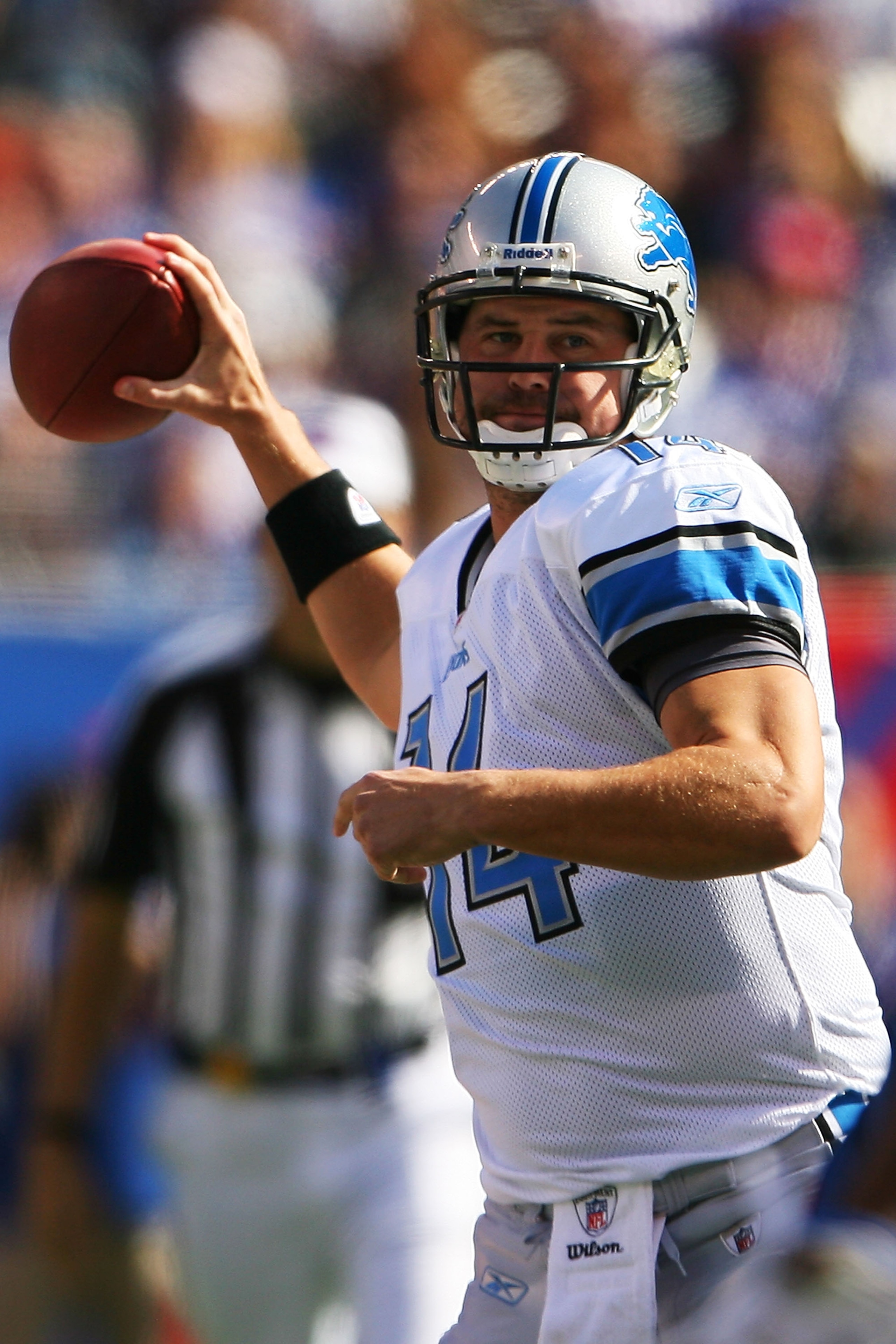 EAST RUTHERFORD, NJ - OCTOBER 17: Shaun Hill #14 of the Detroit Lions drops back to pass against the New York Giants at New Meadowlands Stadium on October 17, 2010 in East Rutherford, New Jersey. (Photo by Andrew Burton/Getty Images) EAST RUTHERFORD, NJ - OCTOBER 17: Shaun Hill #14 of the Detroit Lions drops back to pass against the New York Giants at New Meadowlands Stadium on October 17, 2010 in East Rutherford, New Jersey. (Photo by Andrew Burton/Getty Images)