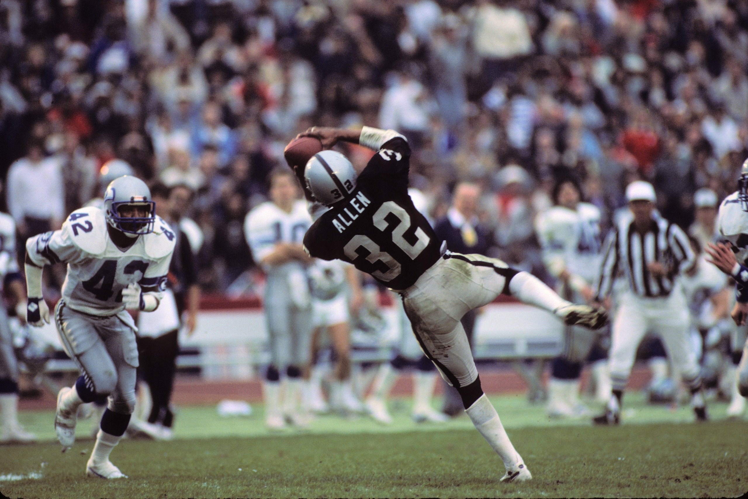 LOS ANGELES, CA - JANUARY 8:  Marcus Allen #32 of the Los Angeles Raiders catches a pass during the AFC Championship game against the Seattle Seahawks at the Los Angeles Memorial Coliseum on January 8, 1984 in Los Angeles, California.  The Raiders won 30-