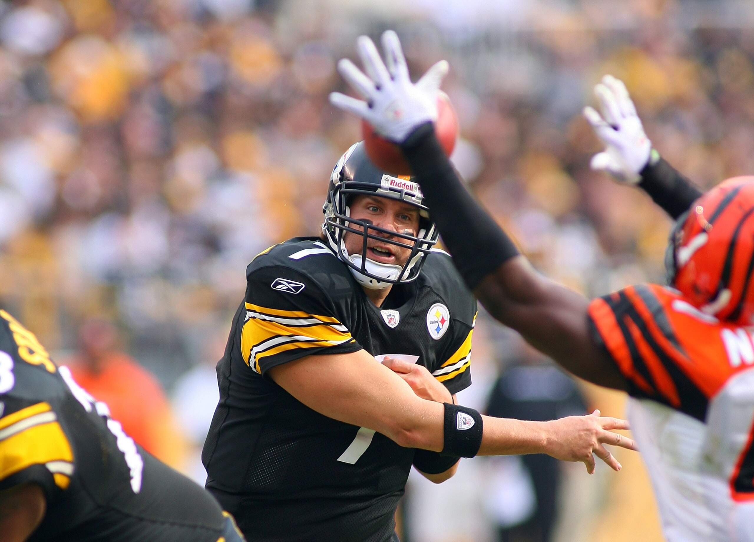 PITTSBURGH - NOVEMBER 15:  Quarterback Ben Roethlisberger #7 of the Pittsburgh Steelers tries to make a pass play during their game against the Cincinnati Bengals at Heinz Field on November 15, 2009 in Pittsburgh, Pennsylvania. The Bengals defeated the St