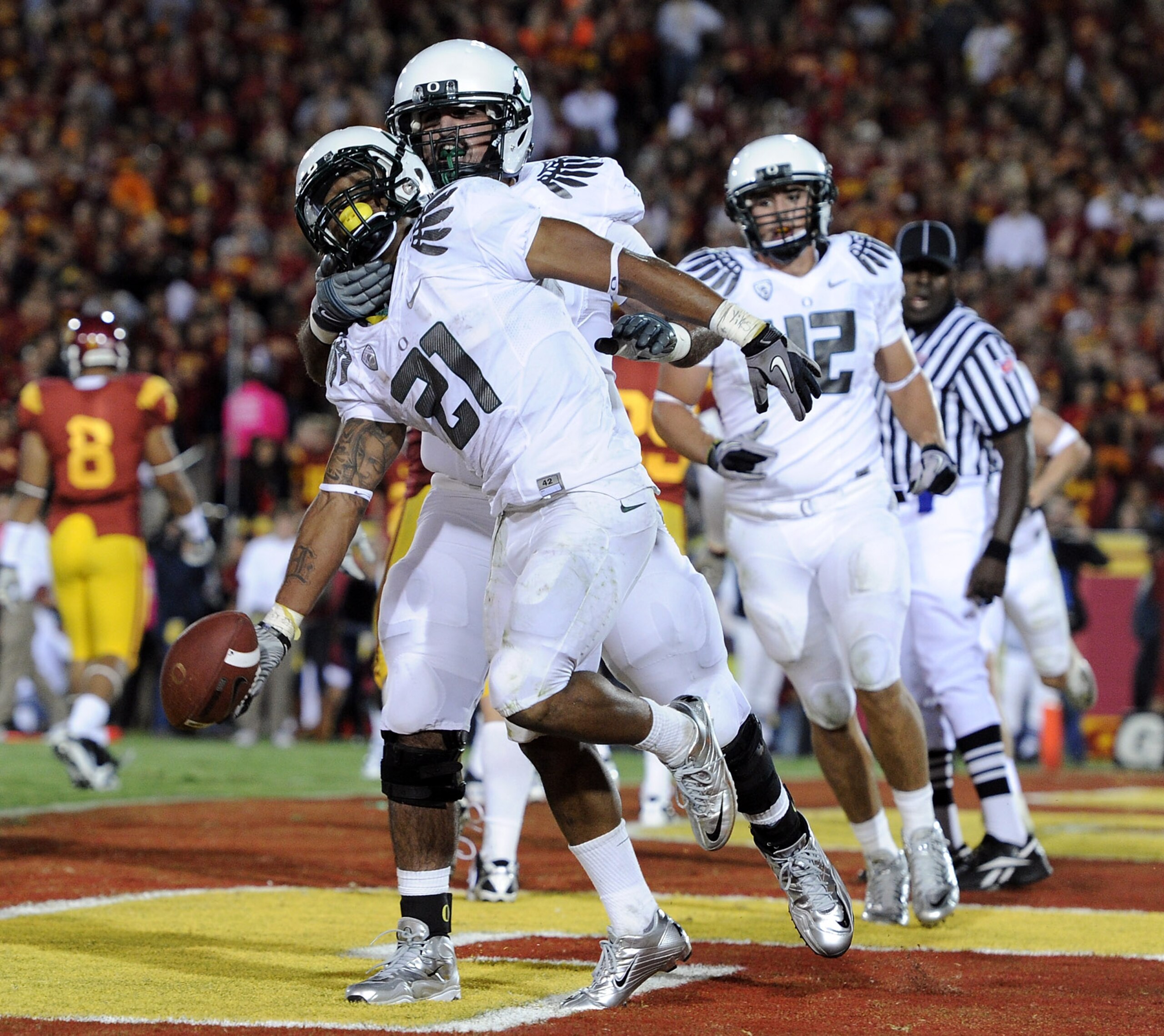 LOS ANGELES, CA - OCTOBER 30:  LaMichael James #21 of the Oregon Ducks celebrates his touchdown with Ramsen Golpashin #70 for a 43-32 lead over the USC Trojans during the fourth quarter at Los Angeles Memorial Coliseum on October 30, 2010 in Los Angeles,