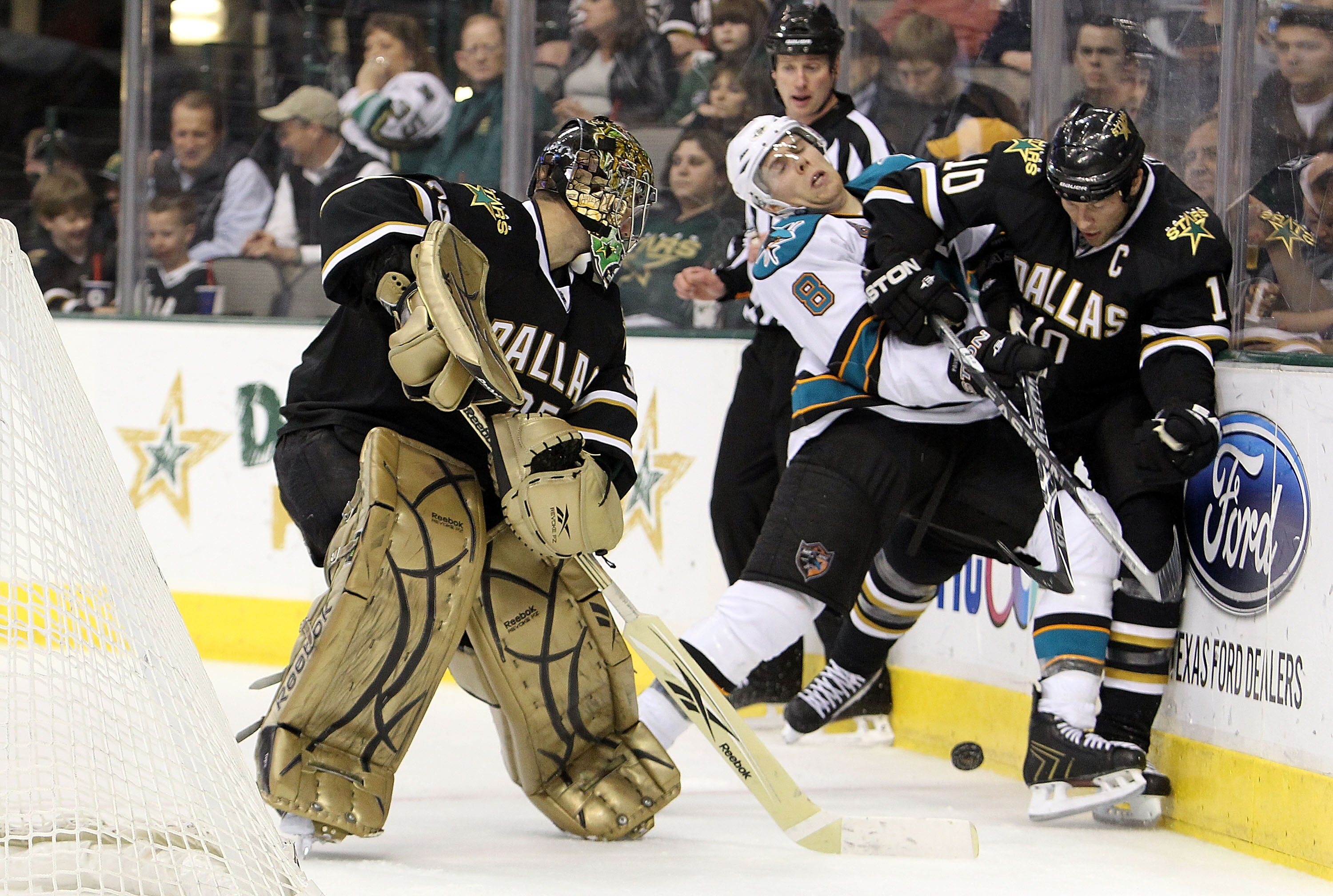 DALLAS - MARCH 31:  Goaltender Marty Turco #35 of the Dallas Stars plays the puck against Joe Pavelski #8 of the San Jose Sharks and Brenden Morrow #10 at American Airlines Center on March 31, 2010 in Dallas, Texas.  (Photo by Ronald Martinez/Getty Images