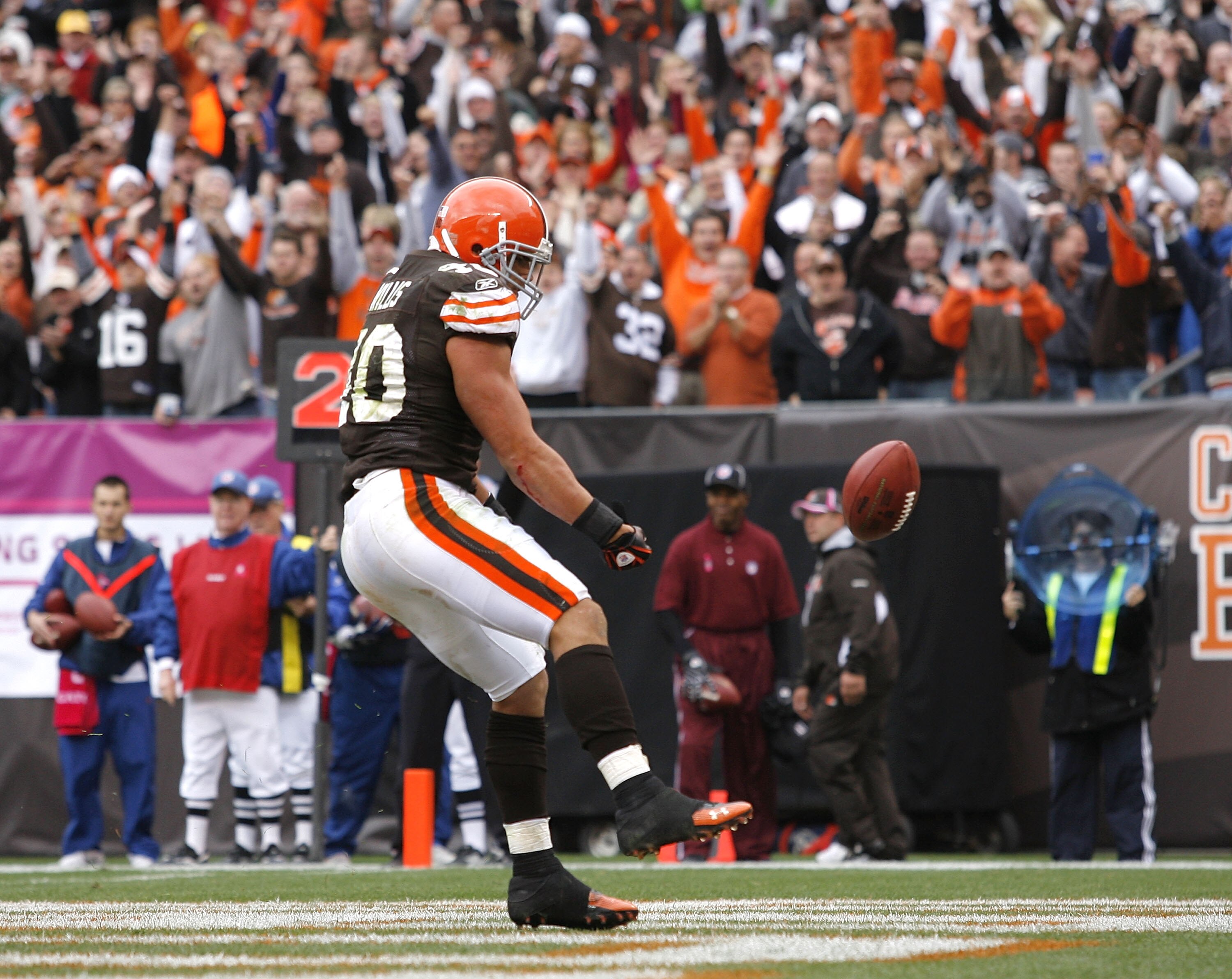 CLEVELAND - OCTOBER 03:  Running back Peyton Hillis #40 of the Cleveland Browns celebrates after scoring a touchdown against the Cincinnati Bengals at Cleveland Browns Stadium on October 3, 2010 in Cleveland, Ohio.  (Photo by Matt Sullivan/Getty Images)