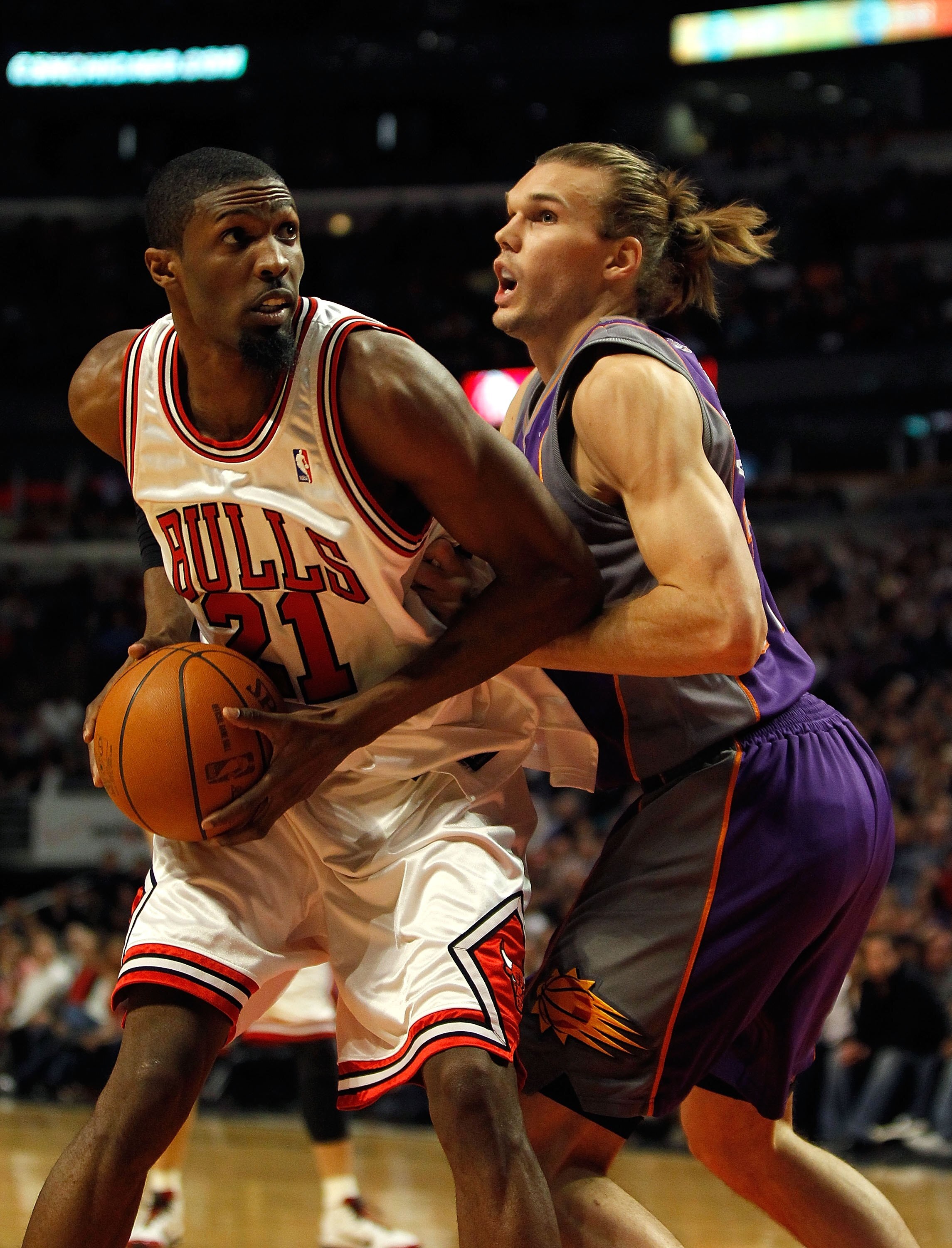 CHICAGO - MARCH 30: Hakim Warrick #21 of the Chicago Bulls looks to shoot against Louis Amundson #17 of the Phoenix Suns at the United Center on March 30, 2010 in Chicago, Illinois. The Suns defeated the Bulls 111-105. NOTE TO USER: User expressly acknowl