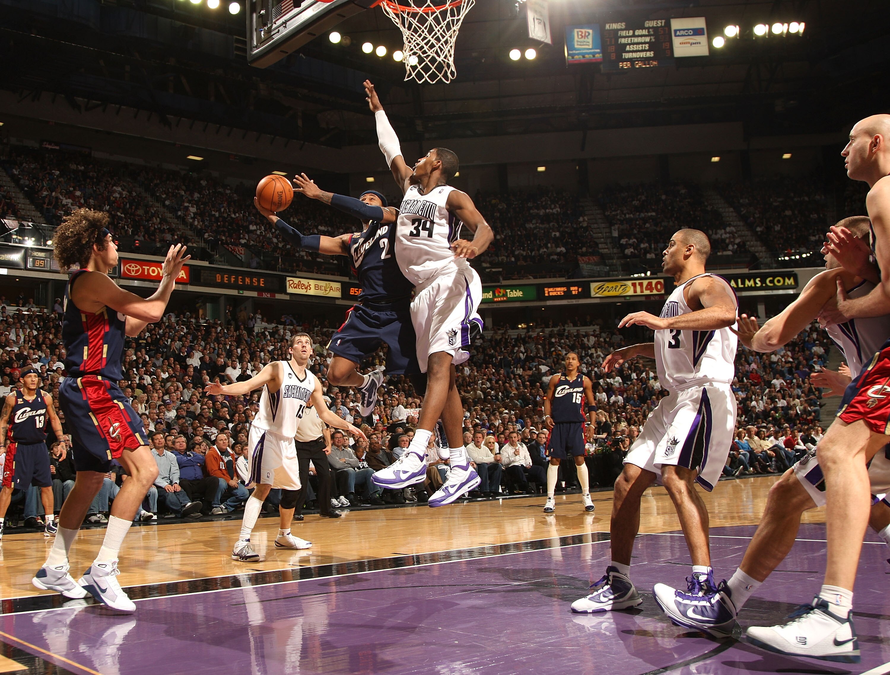 SACRAMENTO, CA - DECEMBER 23: Mo Williams #2 of the Cleveland Cavaliers shoots against Jason Thompson #34 of the Sacramento Kings during an NBA game at ARCO Arena on December 23, 2009 in Sacramento, California.  NOTE TO USER: User expressly acknowledges a