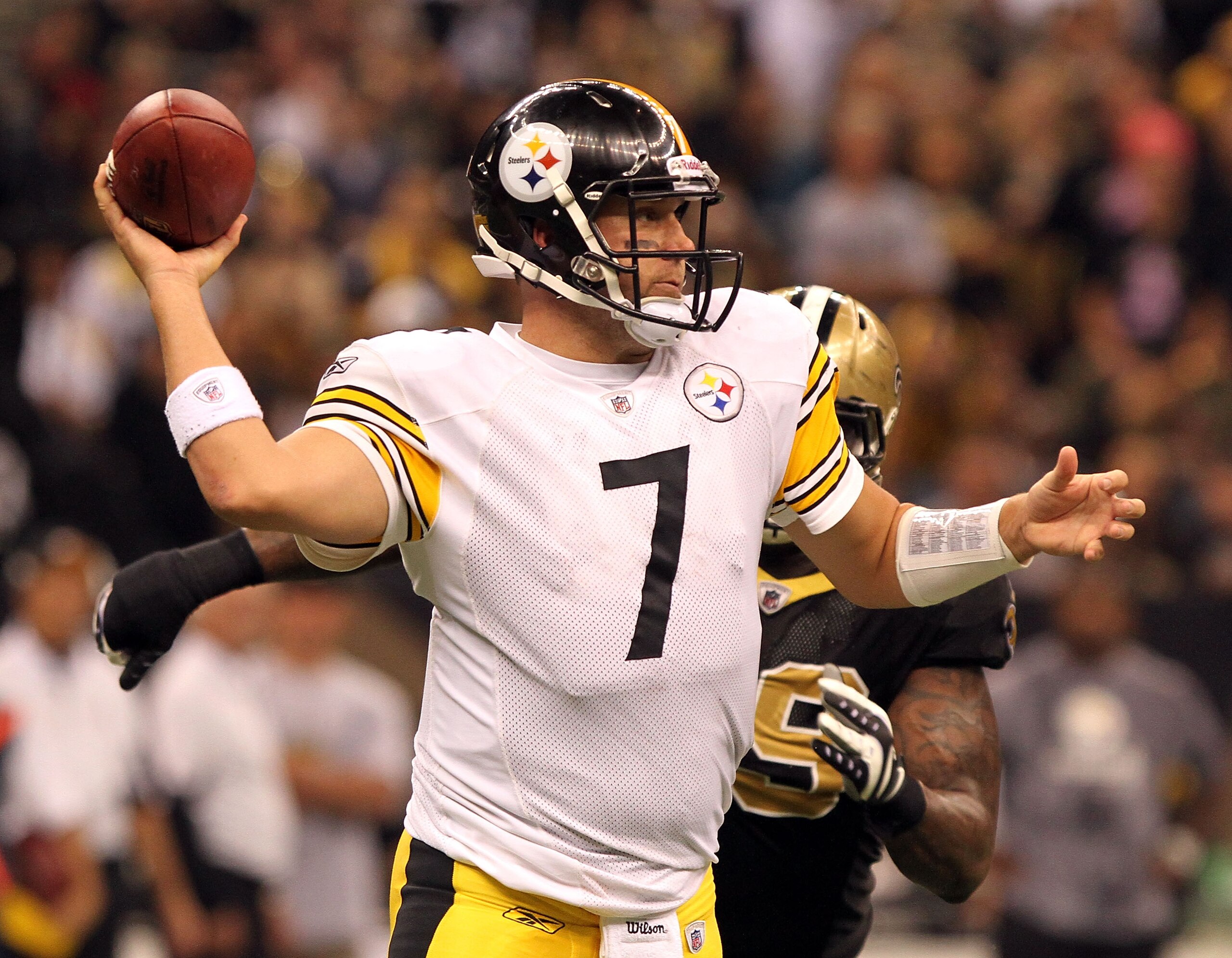 NEW ORLEANS - OCTOBER 31: Ben Roethlisberger #7 of the Pittsburgh Steelers looks for a receiver during the game against the New Orleans Saints at the Louisiana Superdome on October 31, 2010 in New Orleans, Louisiana. (Photo by Matthew Sharpe/Getty Images)