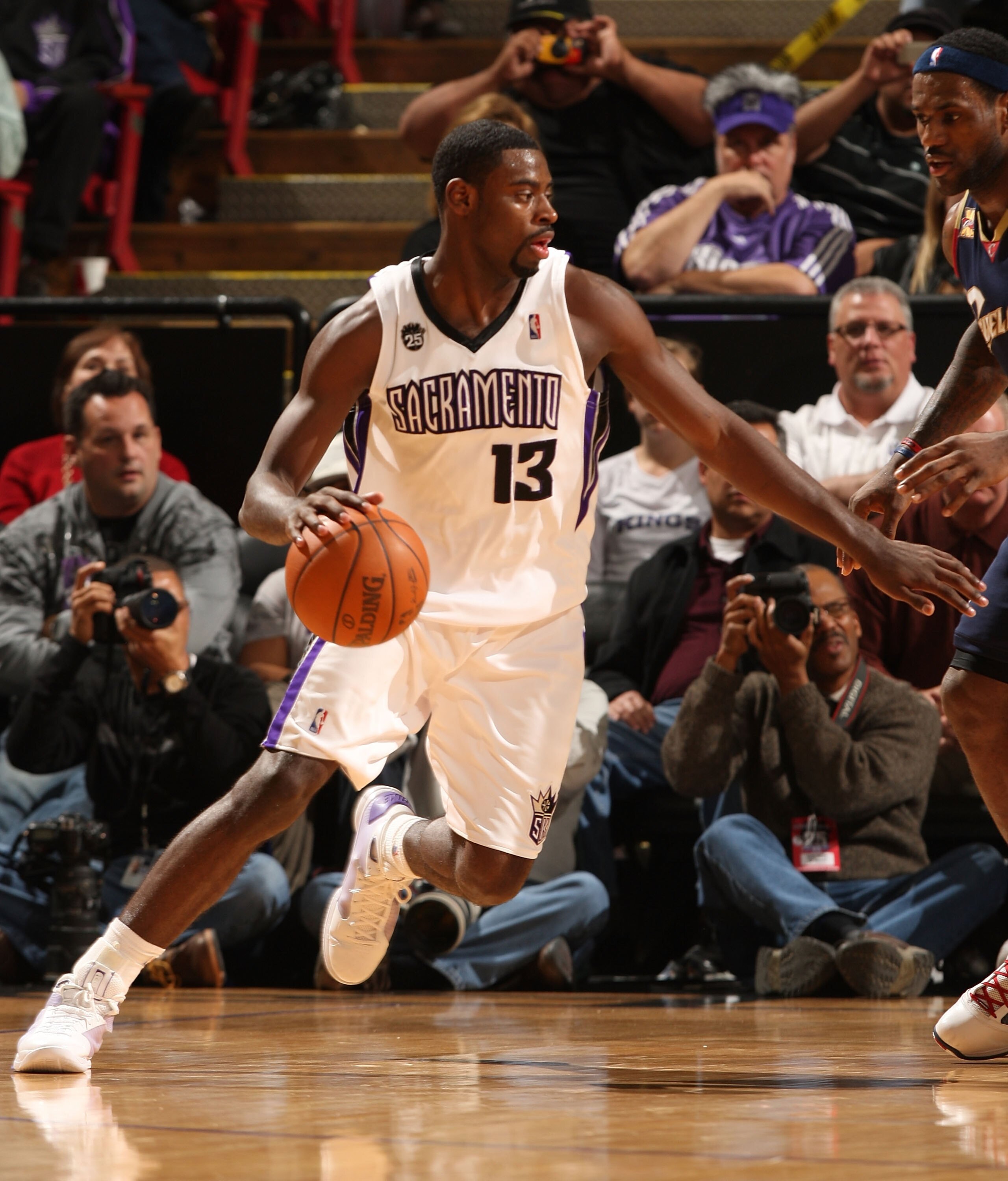 SACRAMENTO, CA - DECEMBER 23: Tyreke Evans #13 of the Sacramento in action against the Cleveland Cavaliers during an NBA game at ARCO Arena on December 23, 2009 in Sacramento, California. NOTE TO USER: User expressly acknowledges and agrees that, by dow SACRAMENTO, CA - DECEMBER 23: Tyreke Evans #13 of the Sacramento in action against the Cleveland Cavaliers during an NBA game at ARCO Arena on December 23, 2009 in Sacramento, California. NOTE TO USER: User expressly acknowledges and agrees that, by dow