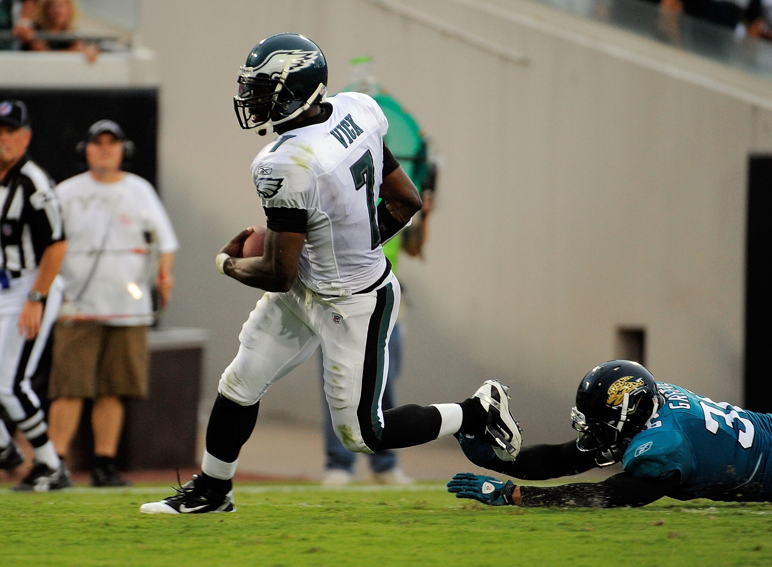JACKSONVILLE, FL - SEPTEMBER 26:  Quarterback Michael Vick #7 of the Philadelphia Eagles runs for a touchdown past safety Courtney Greene #36 of the Jacksonville Jaguars at EverBank Field on September 26, 2010 in Jacksonville, Florida. The Eagles defeated