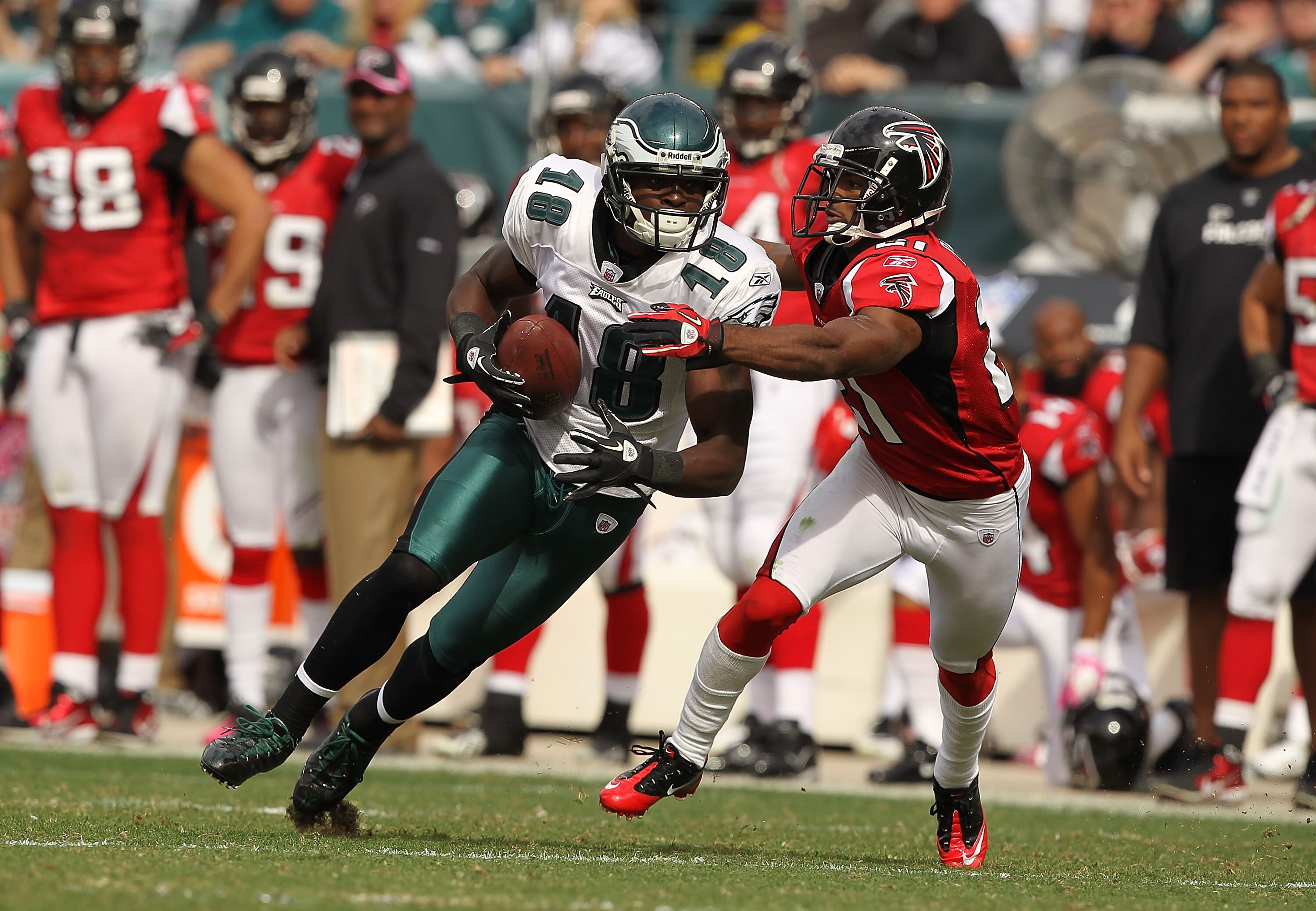 PHILADELPHIA - OCTOBER 17:  Jeremy Maclin #18 of the Philadelphia Eaglesruns against Gartrell Johnson #27 of the Atlanta Falcons during their game at Lincoln Financial Field on October 17, 2010 in Philadelphia, Pennsylvania.  (Photo by Al Bello/Getty Imag