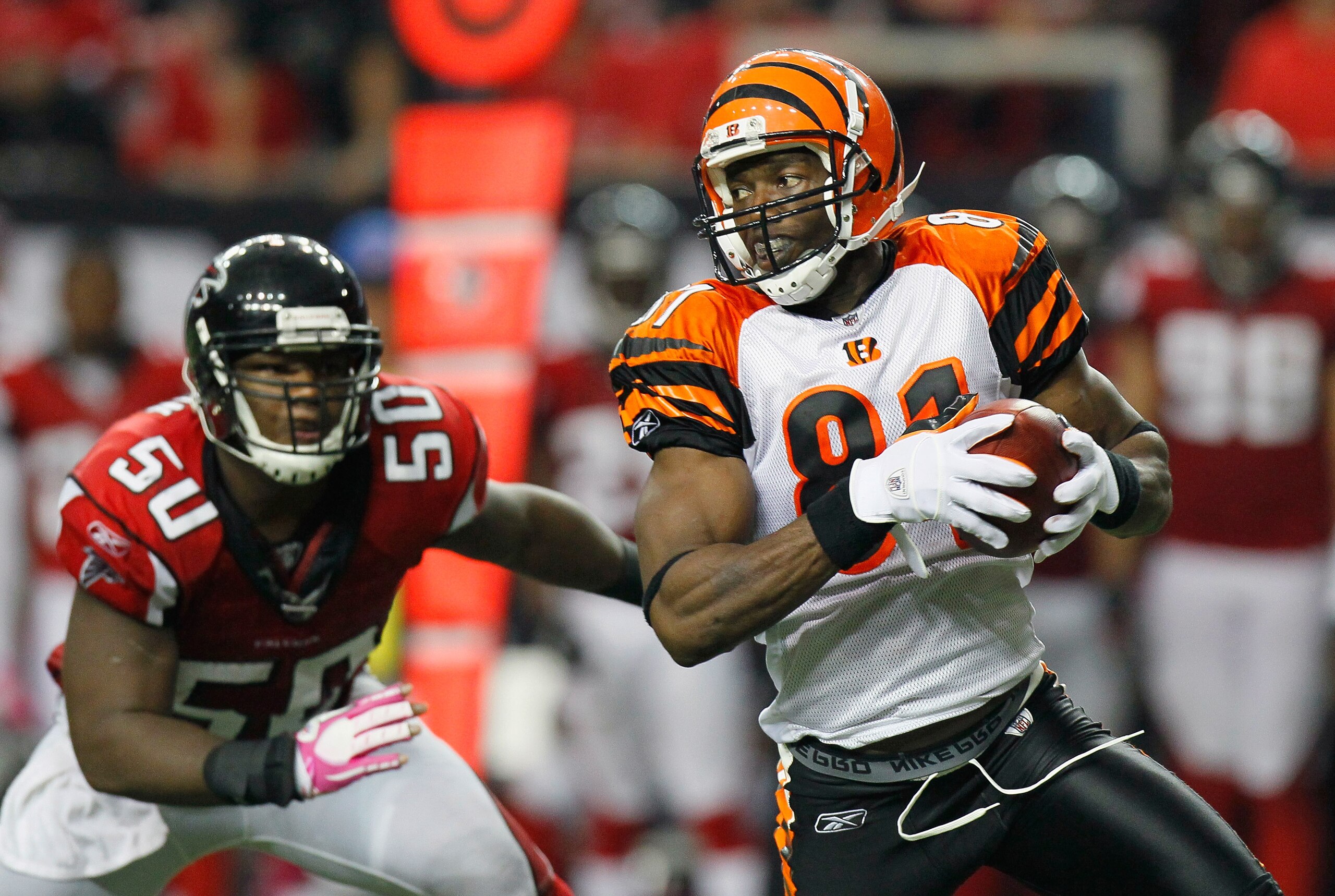 ATLANTA - OCTOBER 24:  Terrell Owens #81 of the Cincinnati Bengals pulls in this reception against Curtis Lofton #50 of the Atlanta Falcons at Georgia Dome on October 24, 2010 in Atlanta, Georgia.  (Photo by Kevin C. Cox/Getty Images)