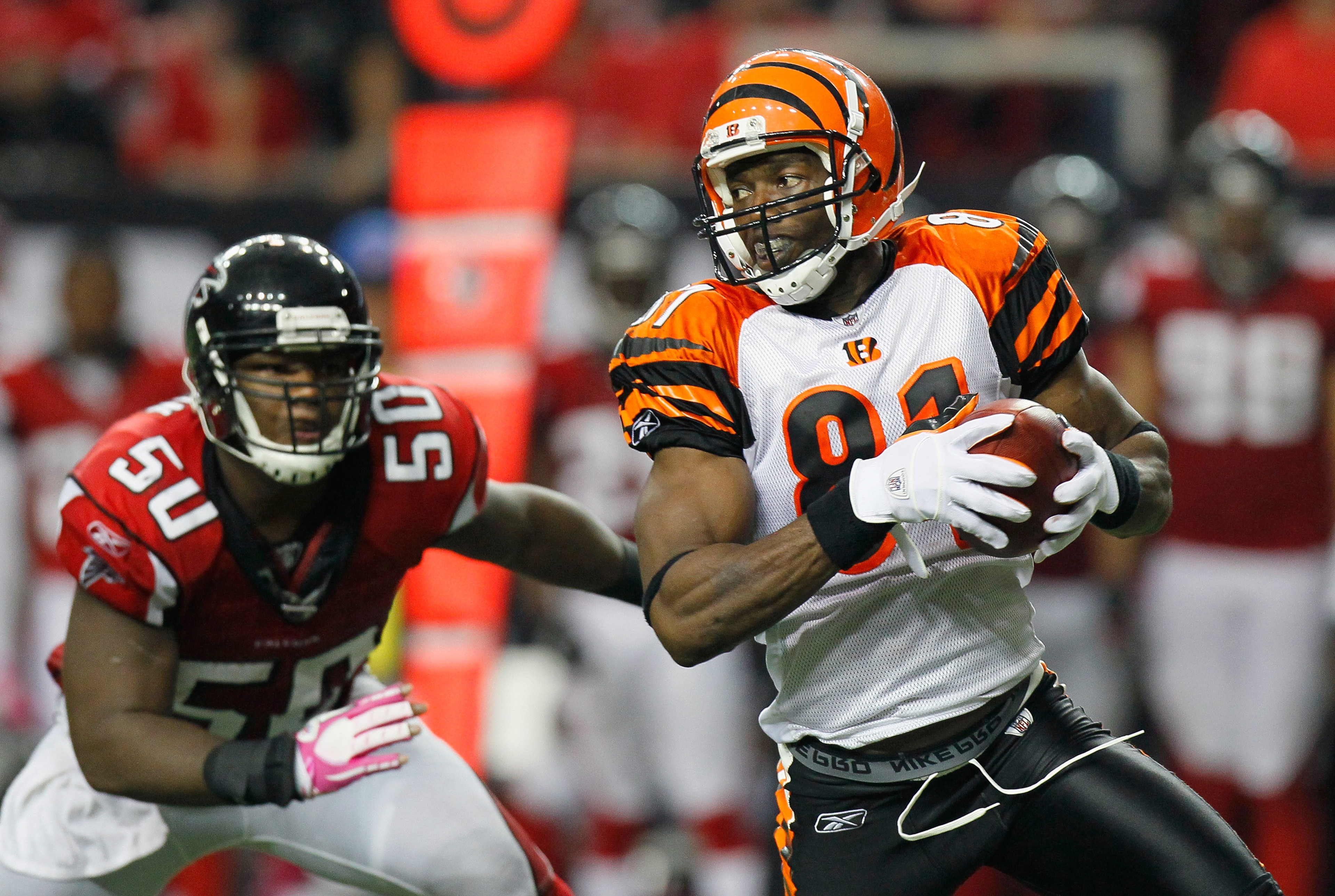 ATLANTA - OCTOBER 24:  Terrell Owens #81 of the Cincinnati Bengals pulls in this reception against Curtis Lofton #50 of the Atlanta Falcons at Georgia Dome on October 24, 2010 in Atlanta, Georgia.  (Photo by Kevin C. Cox/Getty Images)