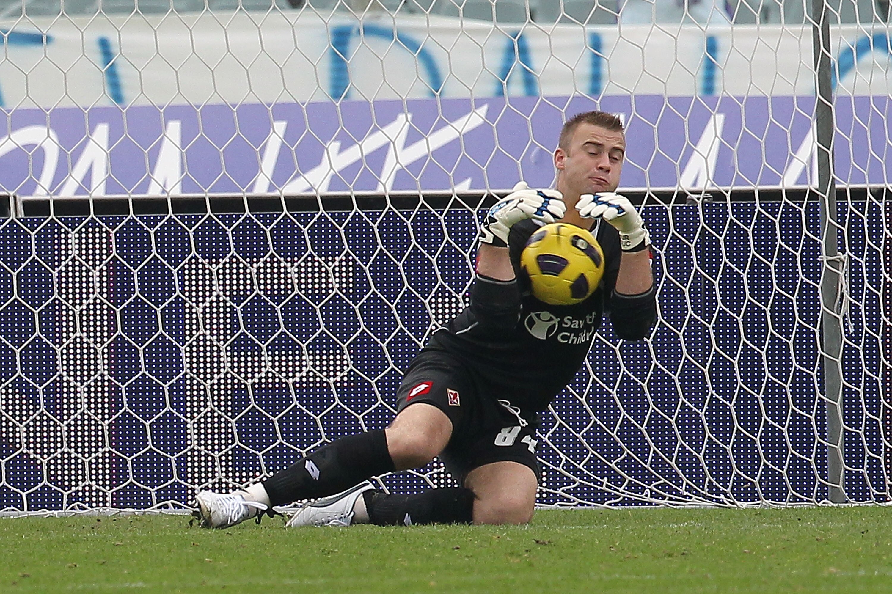 FLORENCE, ITALY - NOVEMBER 07: Artur Boruc of ACF Fiorentina in action during the Serie A match between Fiorentina and Chievo at Stadio Artemio Franchi on November 7, 2010 in Florence, Italy.  (Photo by Gabriele Maltinti/Getty Images)