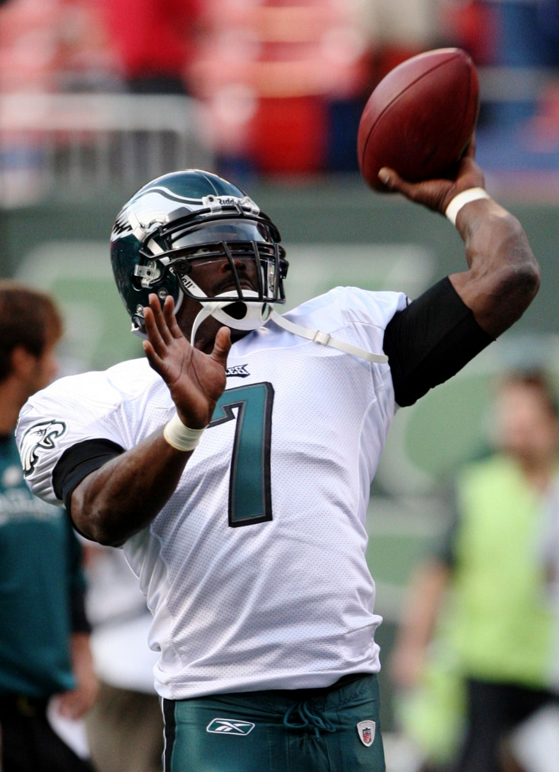 EAST RUTHERFORD, NJ - SEPTEMBER 3:  Quarterback Michael Vick #7 of the Philadelphia Eagles throws a pass during warm-up prior to the NFL preseason game against the New York Jets at Giants Stadium on September 3, 2009 in East Rutherford, New Jersey. (Photo