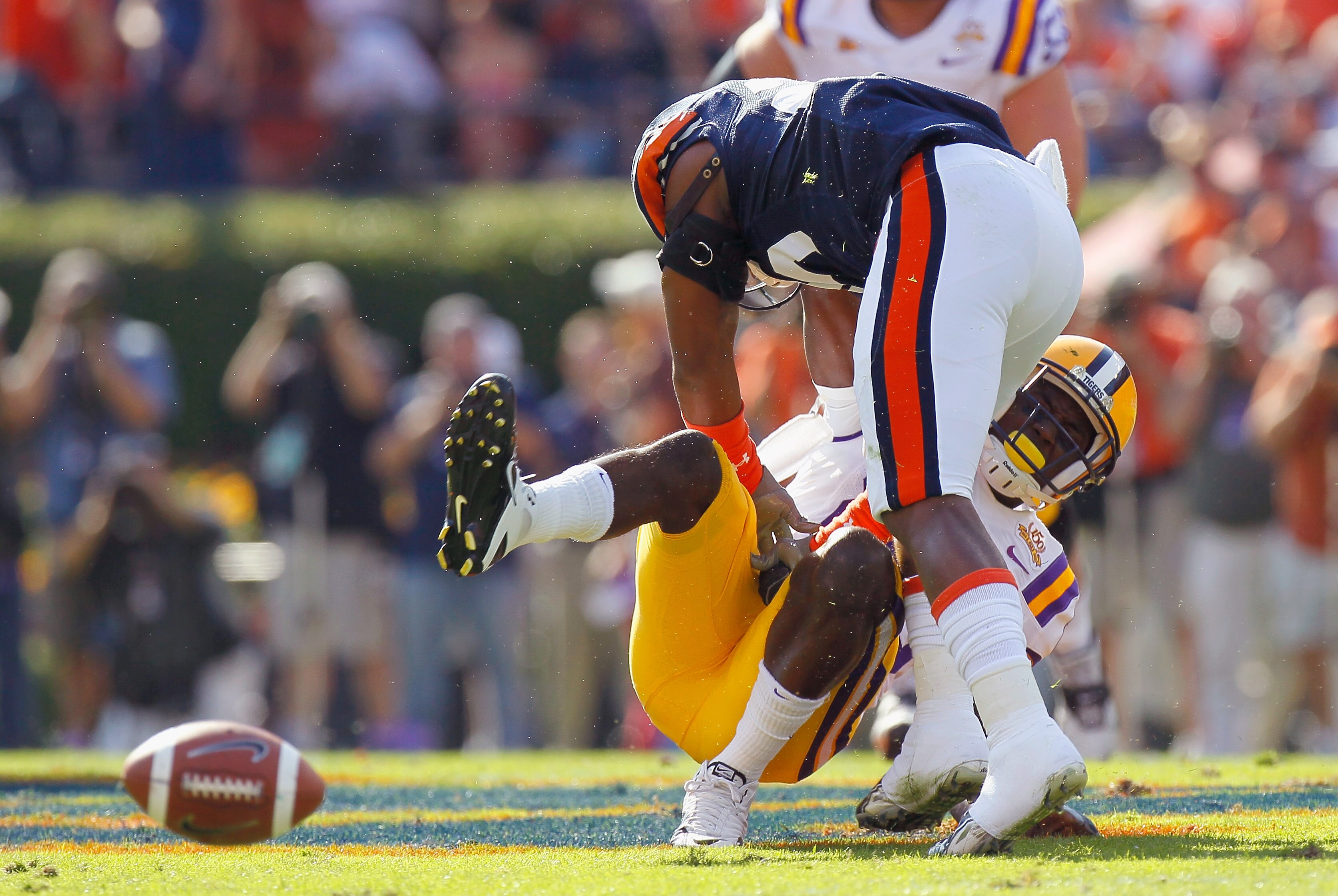 AUBURN, AL - OCTOBER 23:  Daren Bates #25 of the Auburn Tigers breaks up a pass intended for Terrence Toliver #80 of the LSU Tigers at Jordan-Hare Stadium on October 23, 2010 in Auburn, Alabama.  (Photo by Kevin C. Cox/Getty Images)