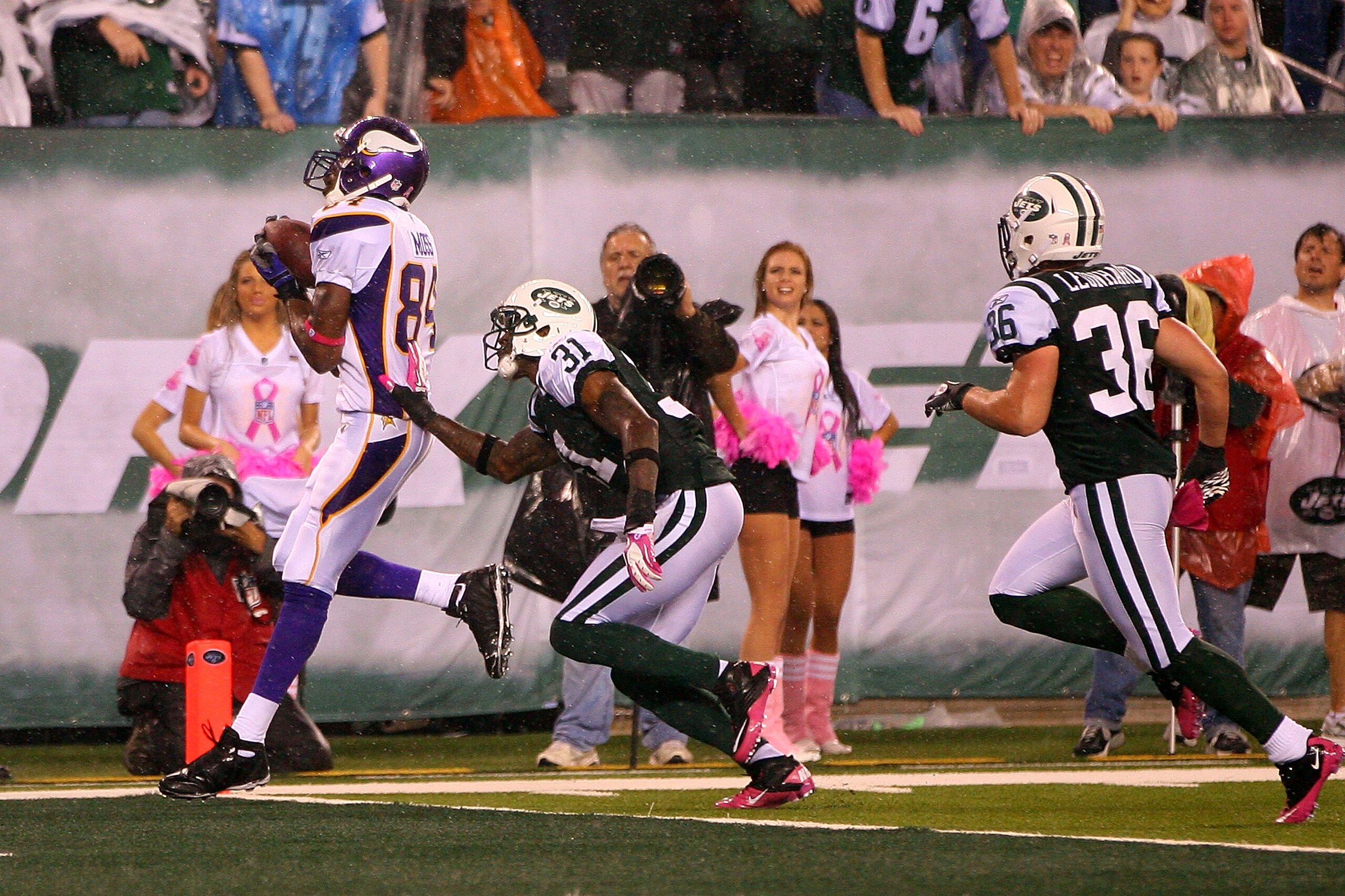 EAST RUTHERFORD, NJ - OCTOBER 11:  Randy Moss #84 of the Minnesota Vikings catches a 37-yard touchdown pass in the third quarter against Antonio Cromartie #31 and Jim Leonhard #36 of the New York Jets at New Meadowlands Stadium on October 11, 2010 in East