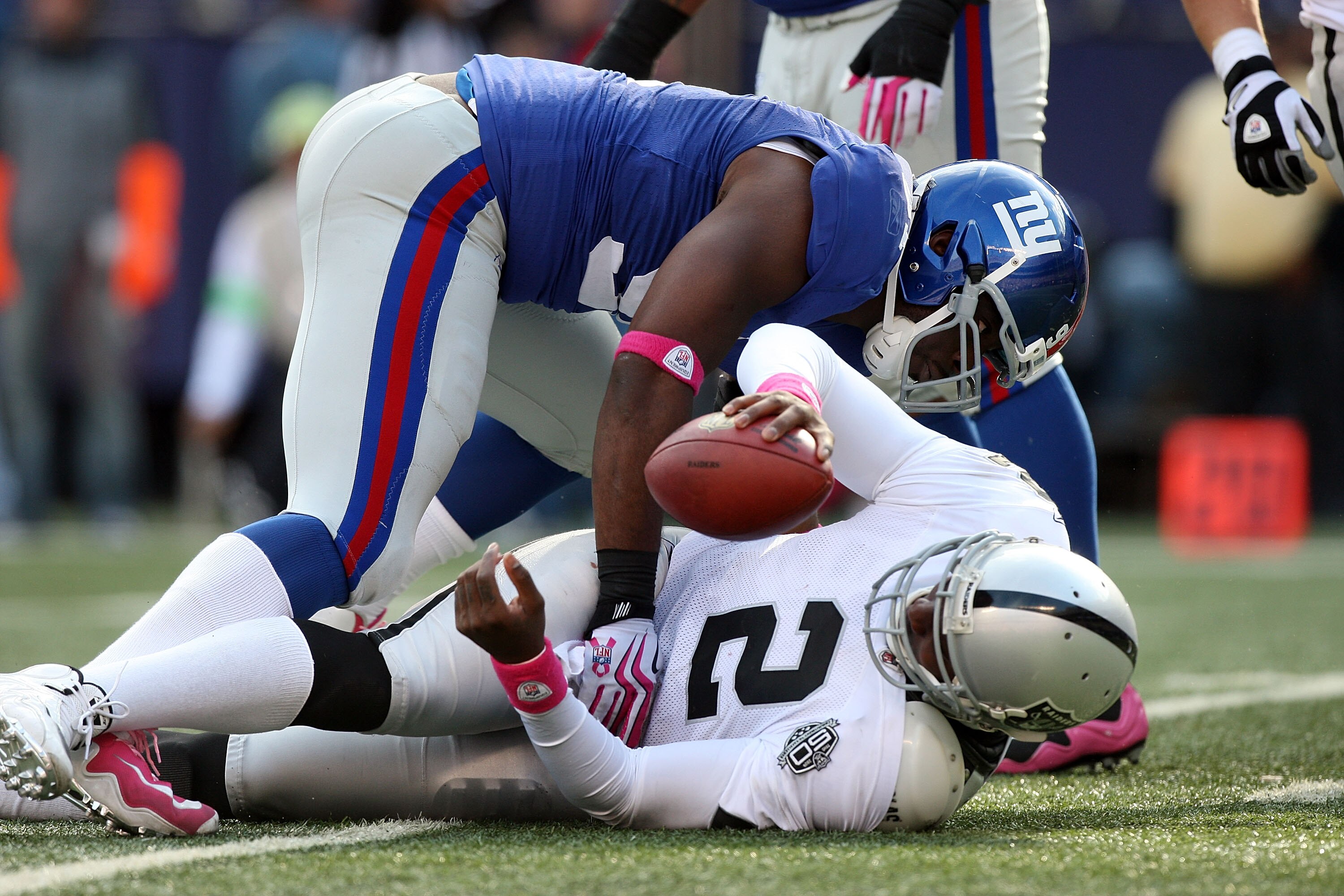 EAST RUTHERFORD, NJ - OCTOBER 11:  Justin Tuck #91 of the New York Giants sacks JaMarcus Russell #2 of the Oakland Raiders in the third quarter on October 11, 2009 at Giants Stadium in East Rutherford, New Jersey. The Giants defeated the Raiders 44-7.  (P