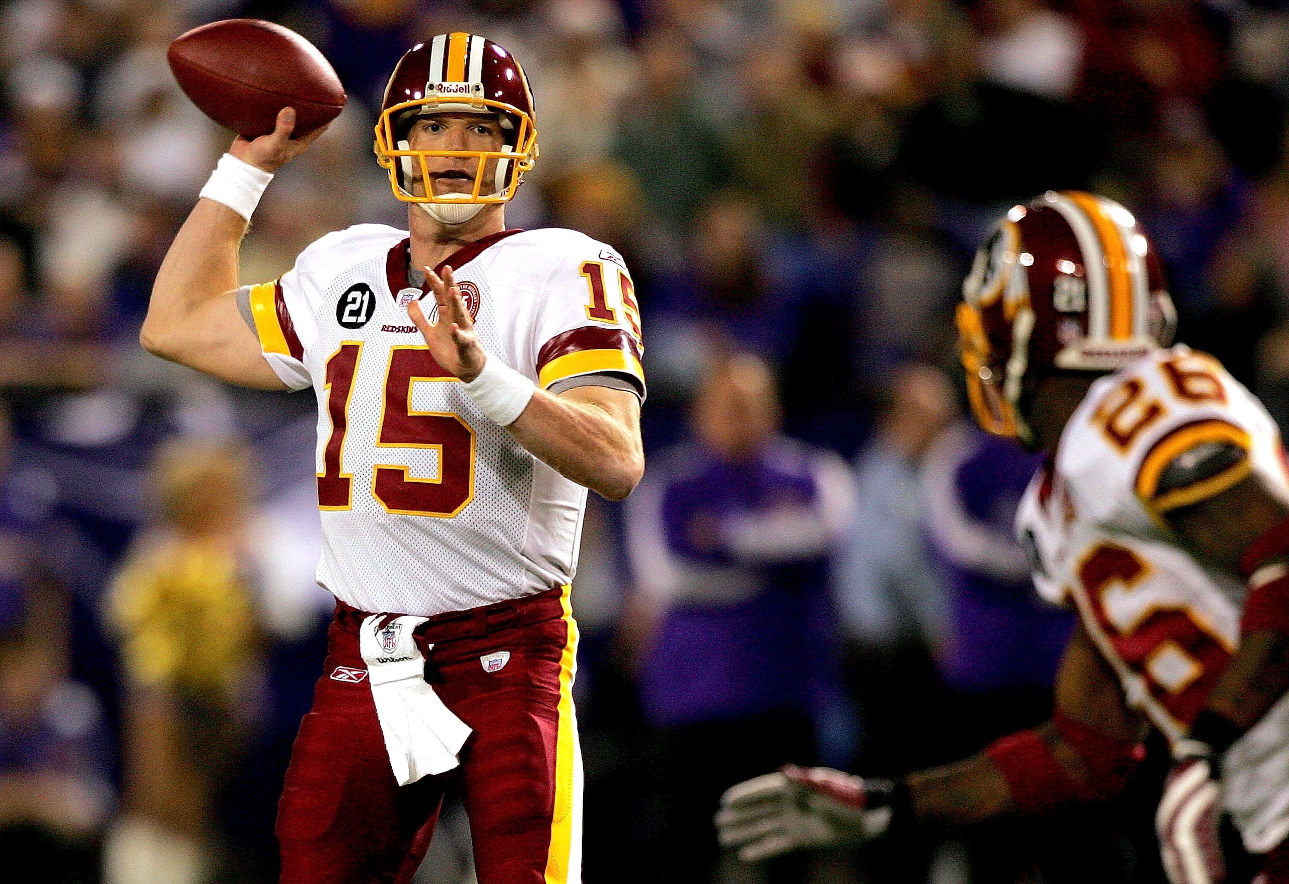 MINNEAPOLIS, MN - DECEMBER 23: Quarterback Todd Collins #15 of the Washington Redskins throws to Clinton Portis #26 while playing the Minnesota Vikings December 23, 2007 at the H.H.H. Metrodome in Minneapolis, Minnesota  (Photo by Matthew Stockman/Getty I