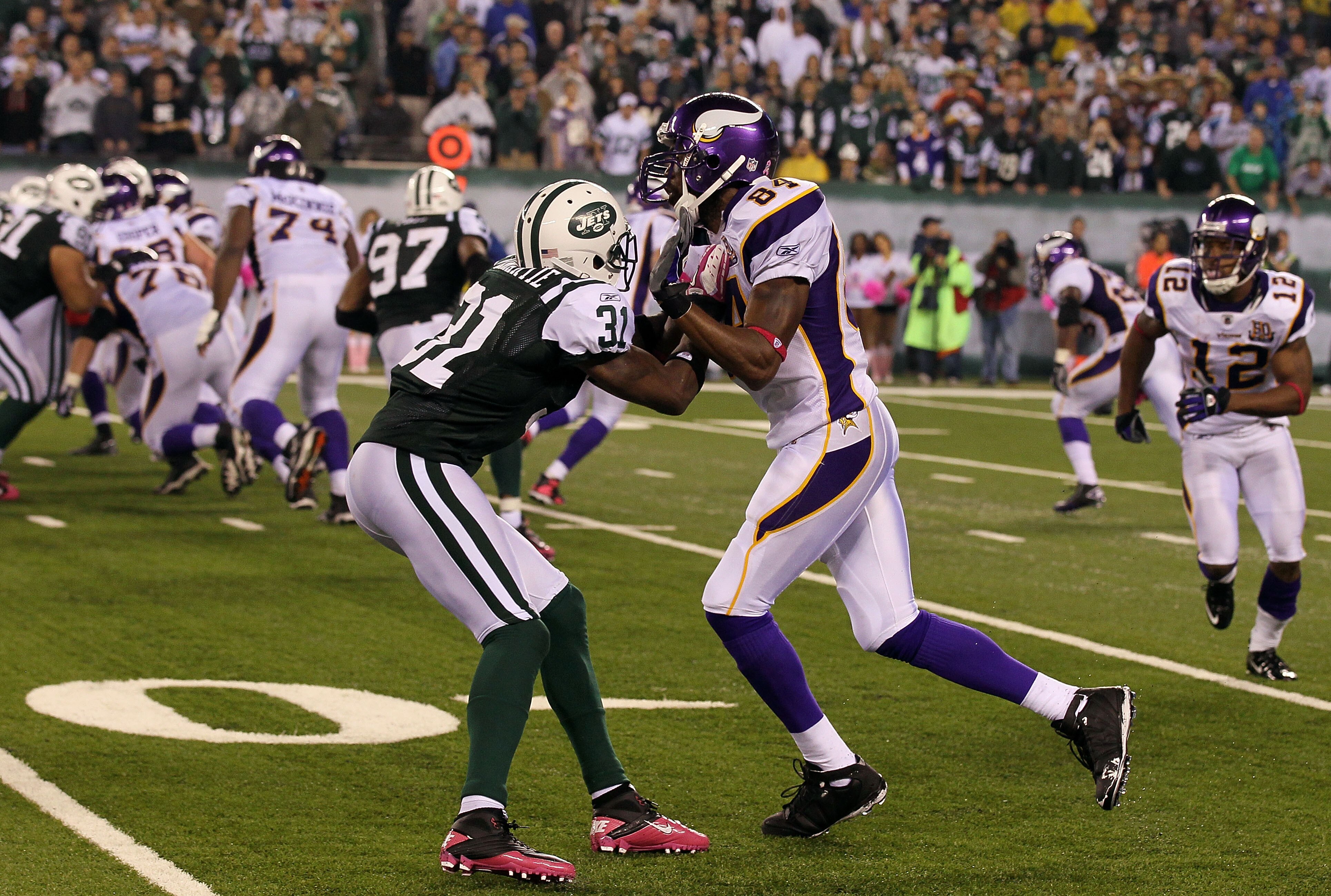 EAST RUTHERFORD, NJ - OCTOBER 11:  Antonio Cromartie #31 of the New York Jets defends against Randy Moss #84 of the Minnesota Vikings at New Meadowlands Stadium on October 11, 2010 in East Rutherford, New Jersey.  (Photo by Jim McIsaac/Getty Images)