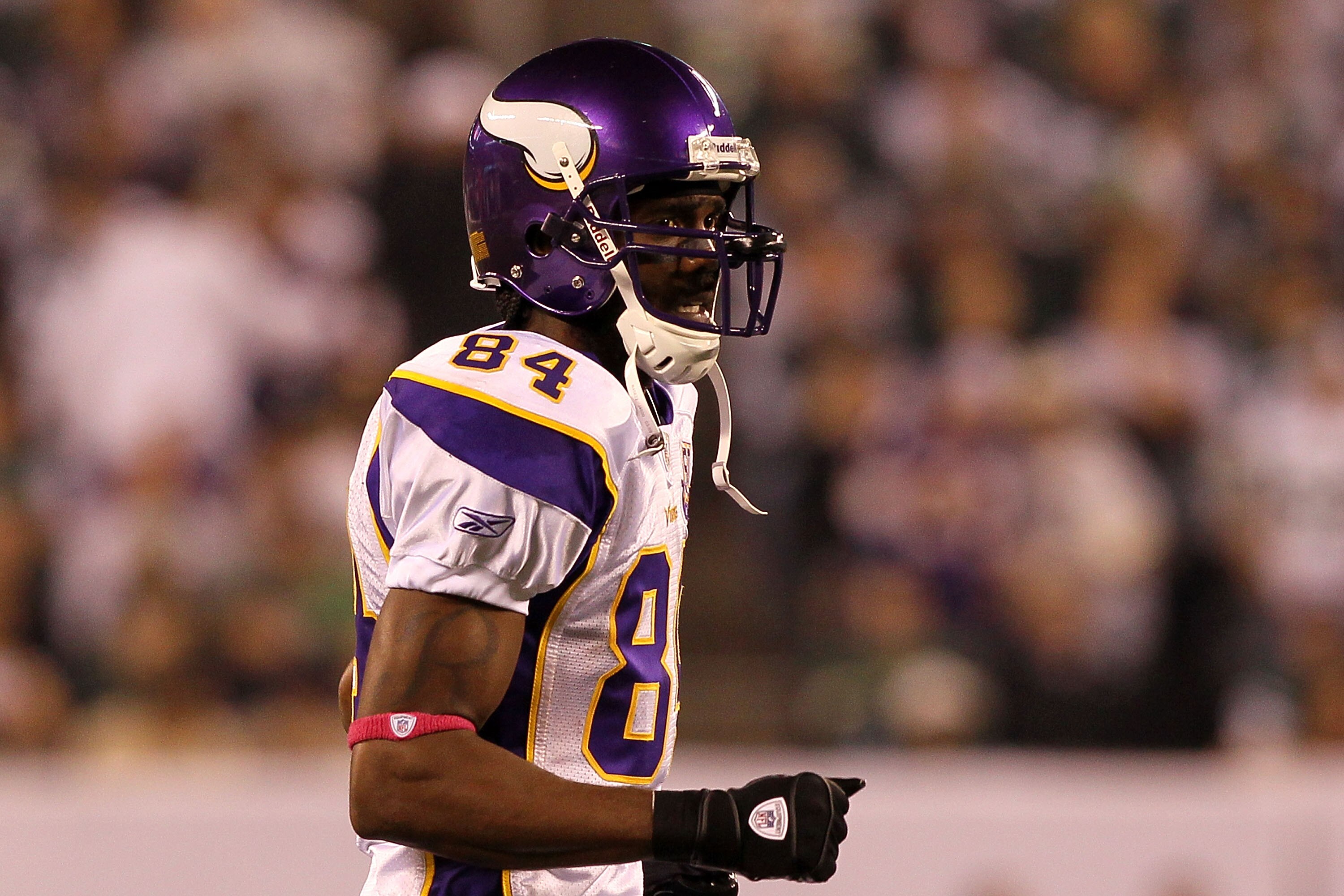 EAST RUTHERFORD, NJ - OCTOBER 11:  Randy Moss #84 of the Minnesota Vikings walks on the field in the second quarter against the New York Jets at New Meadowlands Stadium on October 11, 2010 in East Rutherford, New Jersey.  (Photo by Jim McIsaac/Getty Image