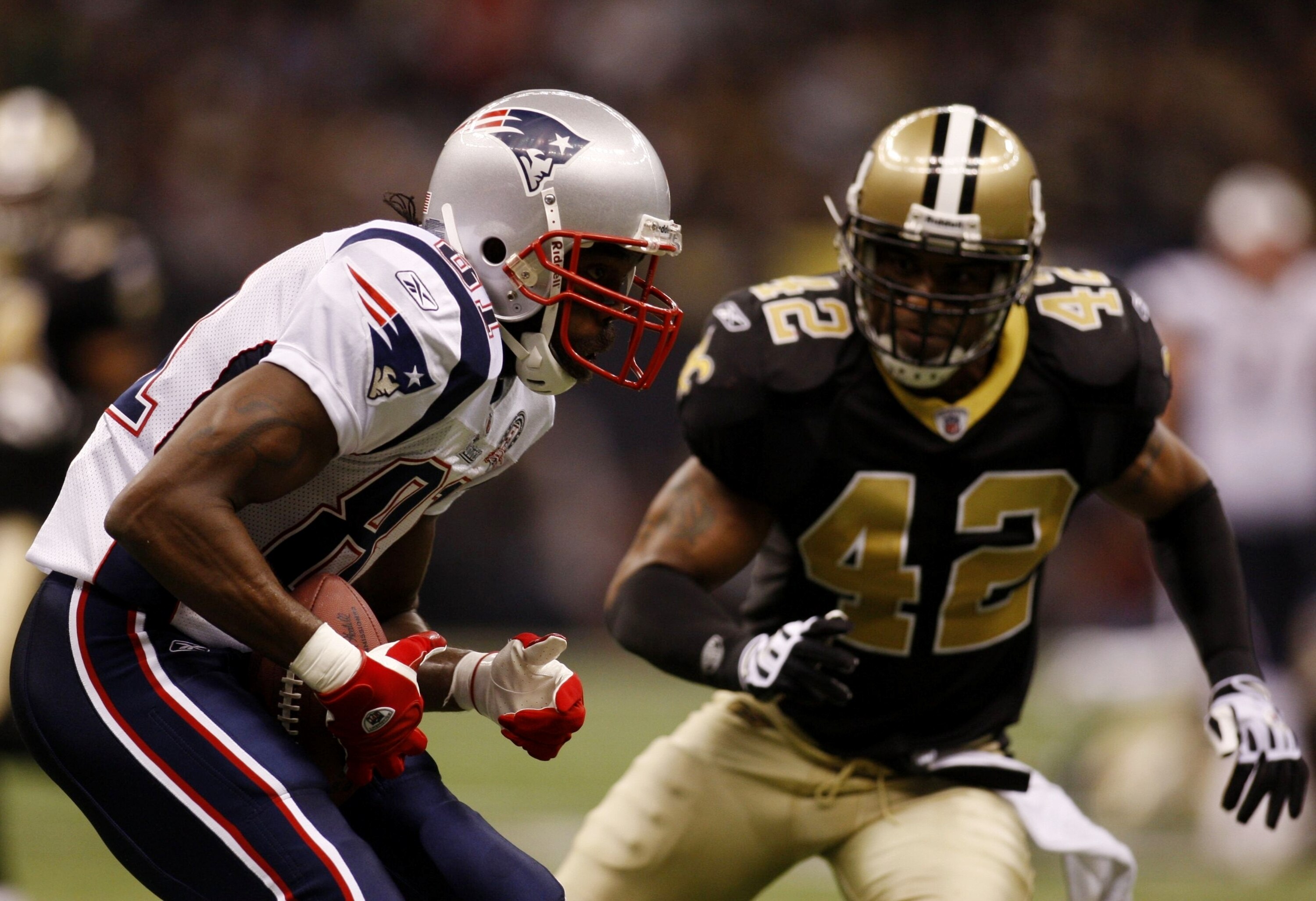 NEW ORLEANS - NOVEMBER 30:  Randy Moss #81 of the New England Patriots makes a reception for a first down in front of Darren Sharper #42 of the New Orleans Saints in the third quarter of the game at Louisana Superdome on November 30, 2009 in New Orleans,