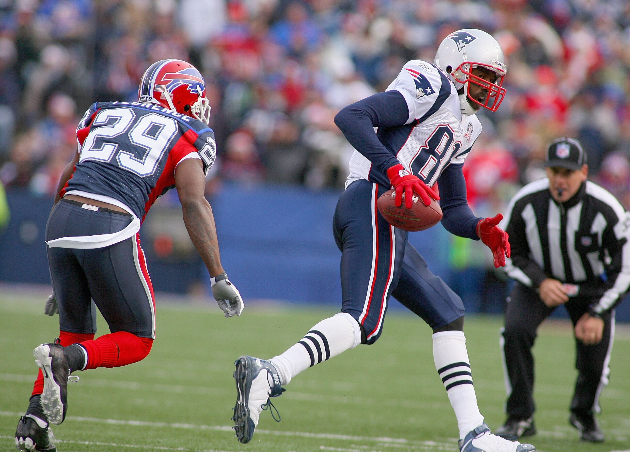 ORCHARD PARK, NY - DECEMBER 20: Randy Moss #81 of the New England Patriots runs to the sidelines as Drayton Florence #29 of the Buffalo Bills follows  at Ralph Wilson Stadium on December 20, 2009 in Orchard Park, New York.  (Photo by Rick Stewart/Getty Im