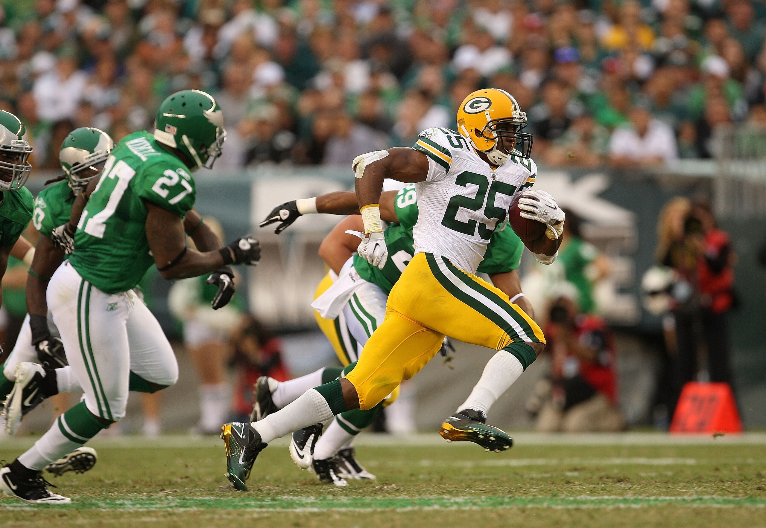 PHILADELPHIA - SEPTEMBER 12:  Ryan Grant #25 of the Green Bay Packers rushes after a catch during a game against the Philadelphia Eagles at Lincoln Financial Field on September 12, 2010 in Philadelphia, Pennsylvania.  (Photo by Mike Ehrmann/Getty Images)