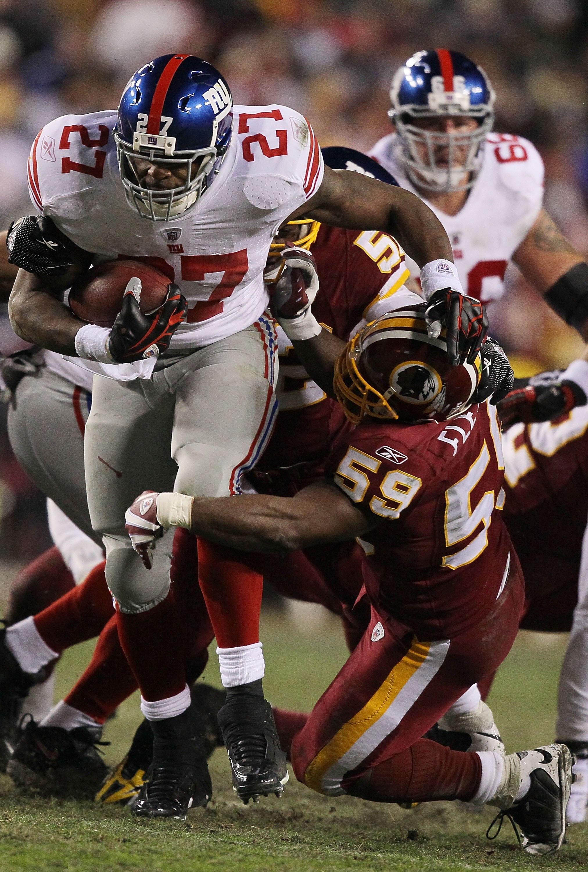 LANDOVER, MD - DECEMBER 21:  Brandon Jacobs #27 of the New York Giants runs past London Fletcher #59 of  the Washington Redskins during their game on December 21, 2009 at Fedex Field in Landover, Maryland.  (Photo by Al Bello/Getty Images)