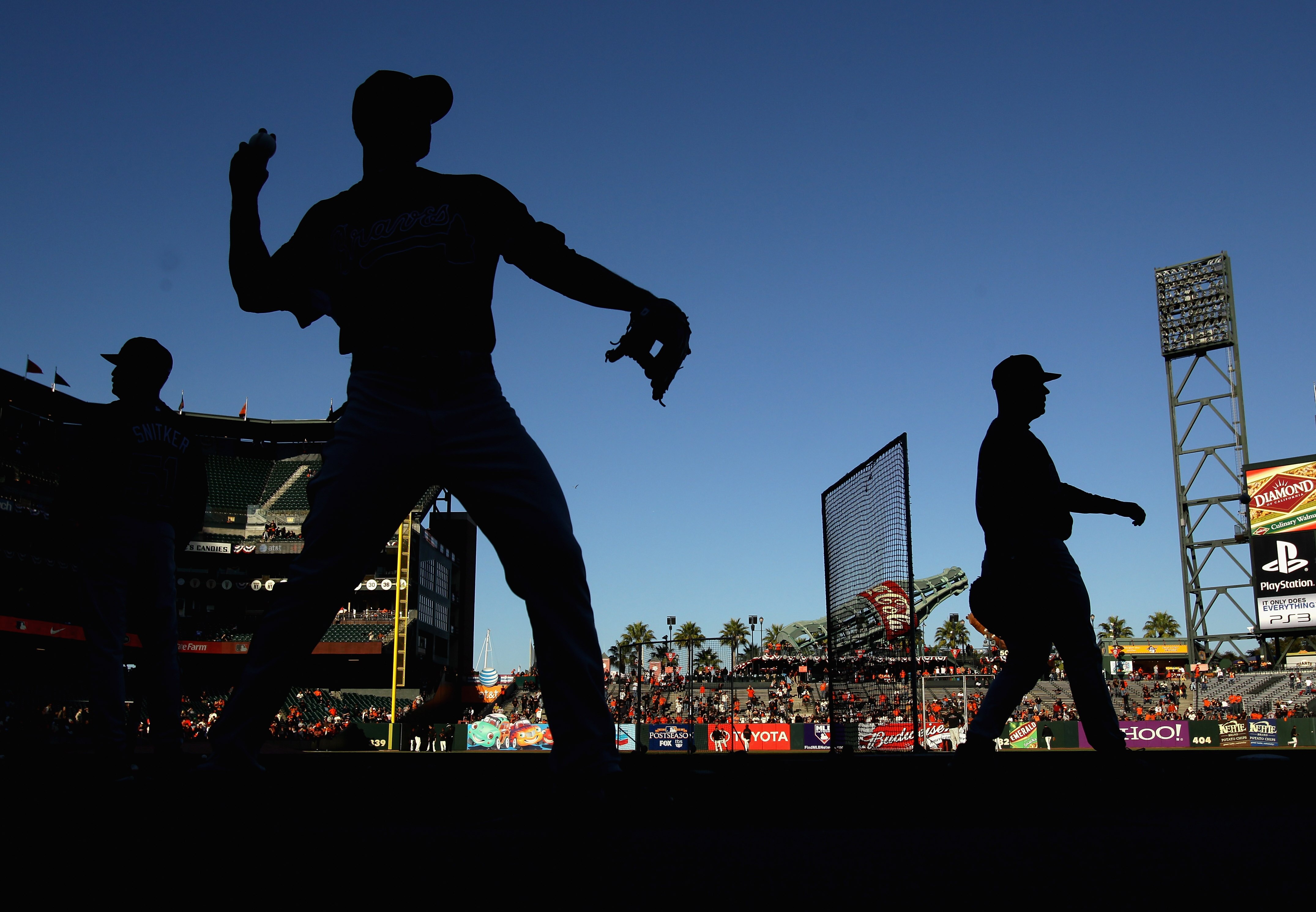 SAN FRANCISCO - OCTOBER 08:  Derrek Lee #27 of the Atlanta Braves warms up before their game against the San Francisco Giants in game 2 of the NLDS at AT&T Park on October 8, 2010 in San Francisco, California.  (Photo by Ezra Shaw/Getty Images)
