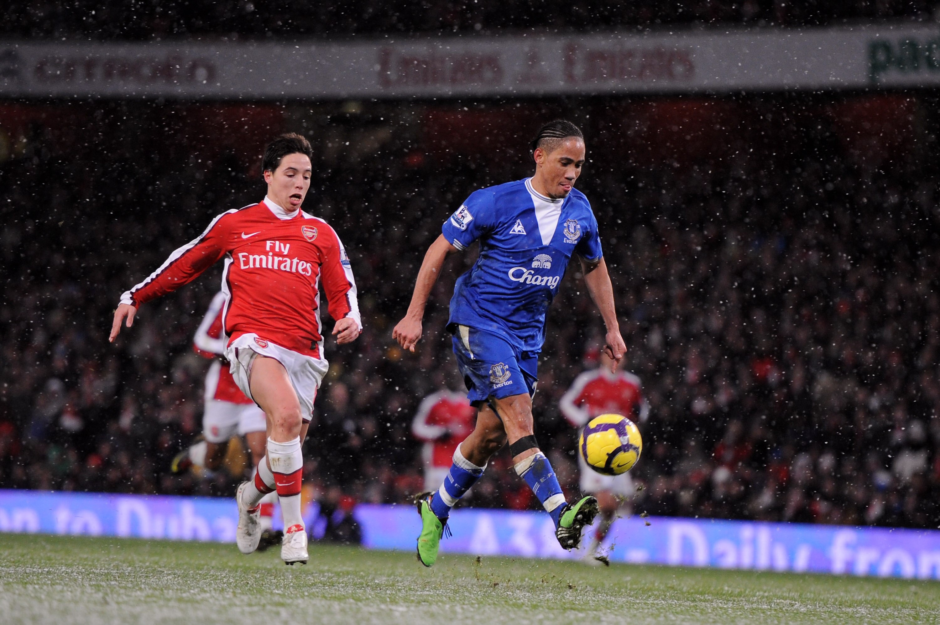 LONDON, ENGLAND - JANUARY 09:  Steven Pienaar of Everton scores their second goal during the Barclays Premier League match between Arsenal and Everton at Emirates Stadium on January 9, 2010 in London, England.  (Photo by Shaun Botterill/Getty Images)