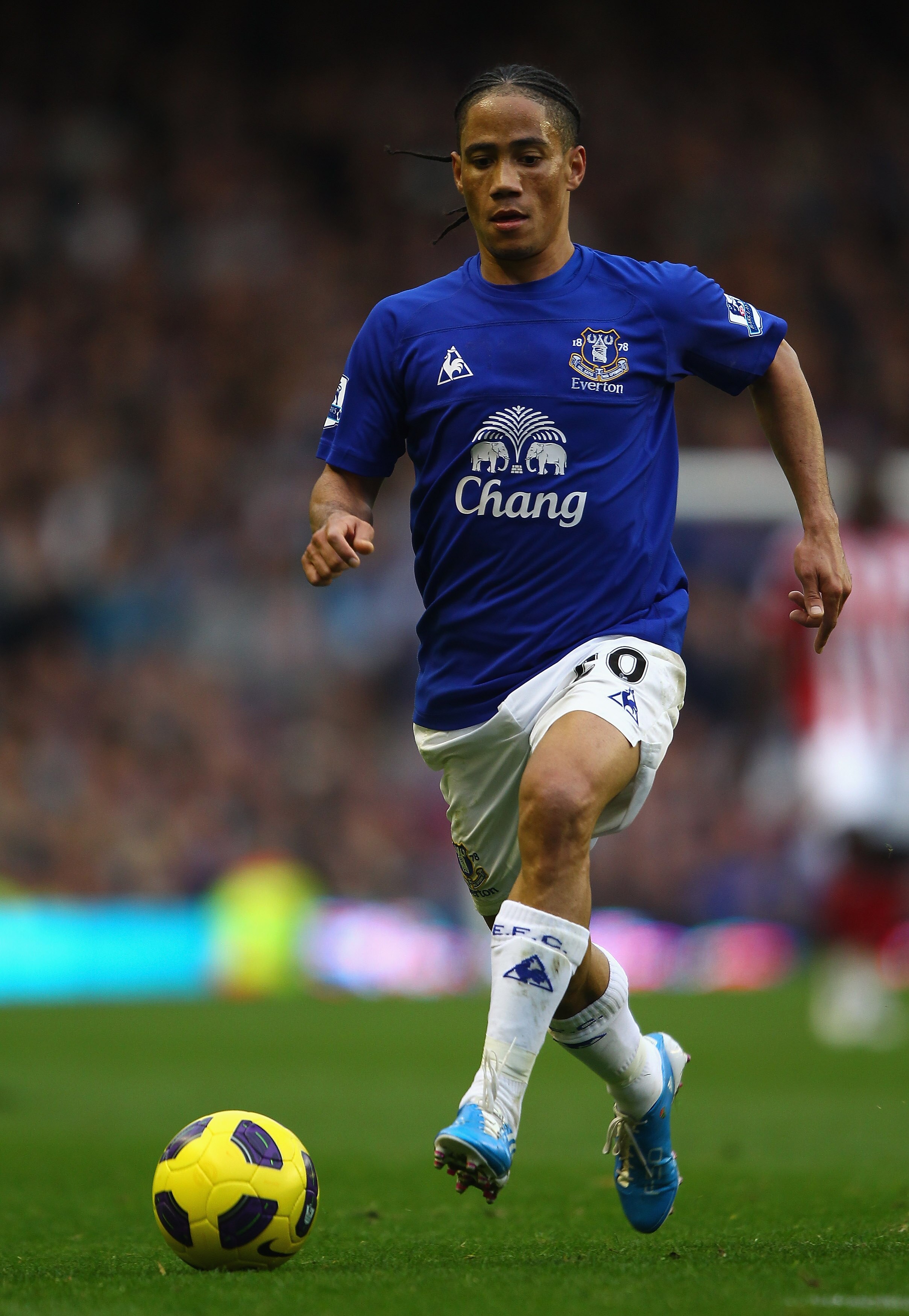 LIVERPOOL, ENGLAND - OCTOBER 30: Steven Pienaar of Everton in action during the Barclays Premier League match between Everton and Stoke City at Goodison Park on October 30, 2010 in Liverpool, England.  (Photo by Clive Brunskill/Getty Images)
