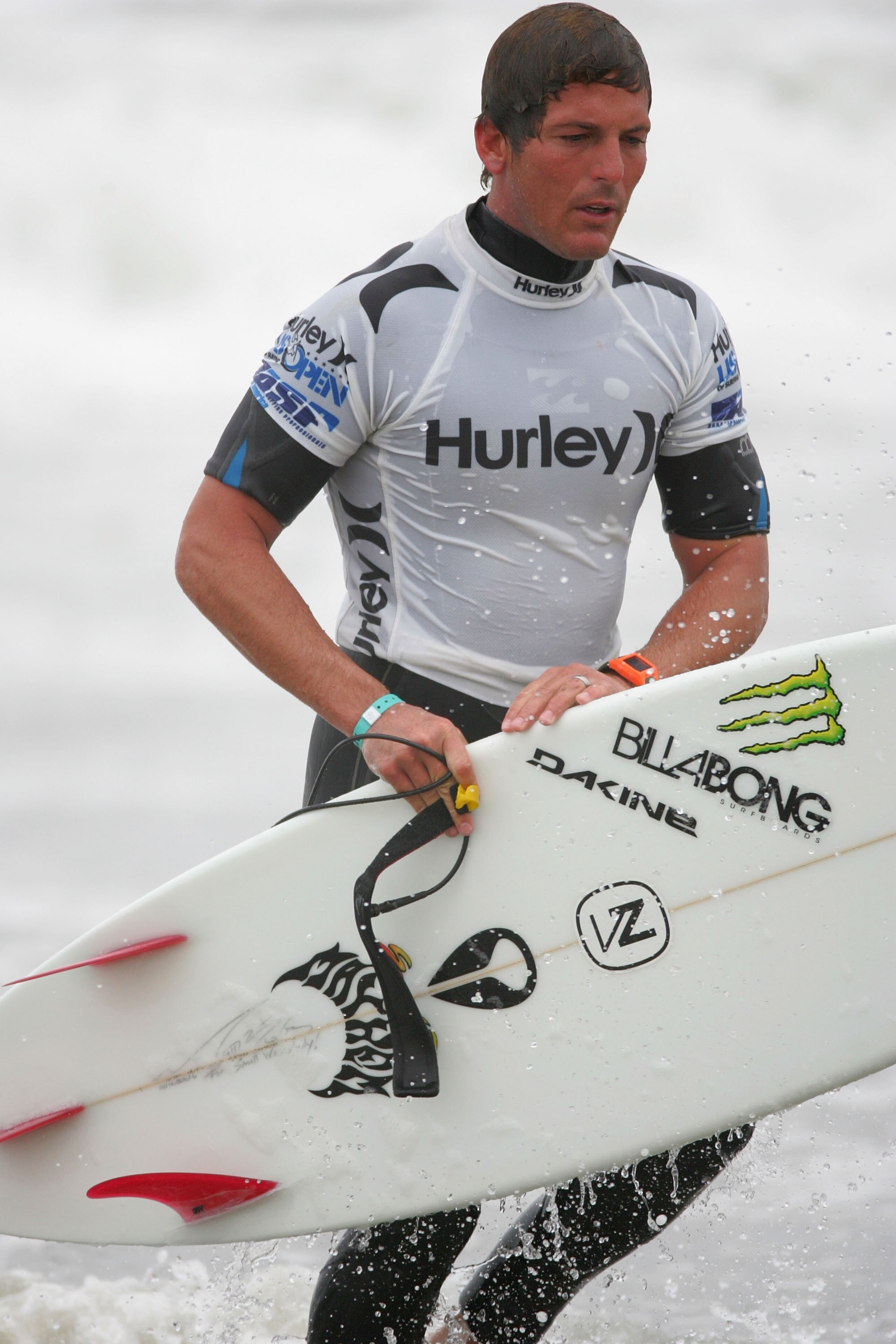 HUNTINGTON BEACH, CA - JULY 24: Andy Irons (Hawaii) carries his board out of the water with a broken fin after Heat 4 of the Men's Round of 24 during the 2009 Hurley U.S. Open of Surfing on July 24, 2009 in Huntington Beach, California. (Photo by Victor HUNTINGTON BEACH, CA - JULY 24: Andy Irons (Hawaii) carries his board out of the water with a broken fin after Heat 4 of the Men's Round of 24 during the 2009 Hurley U.S. Open of Surfing on July 24, 2009 in Huntington Beach, California. (Photo by Victor