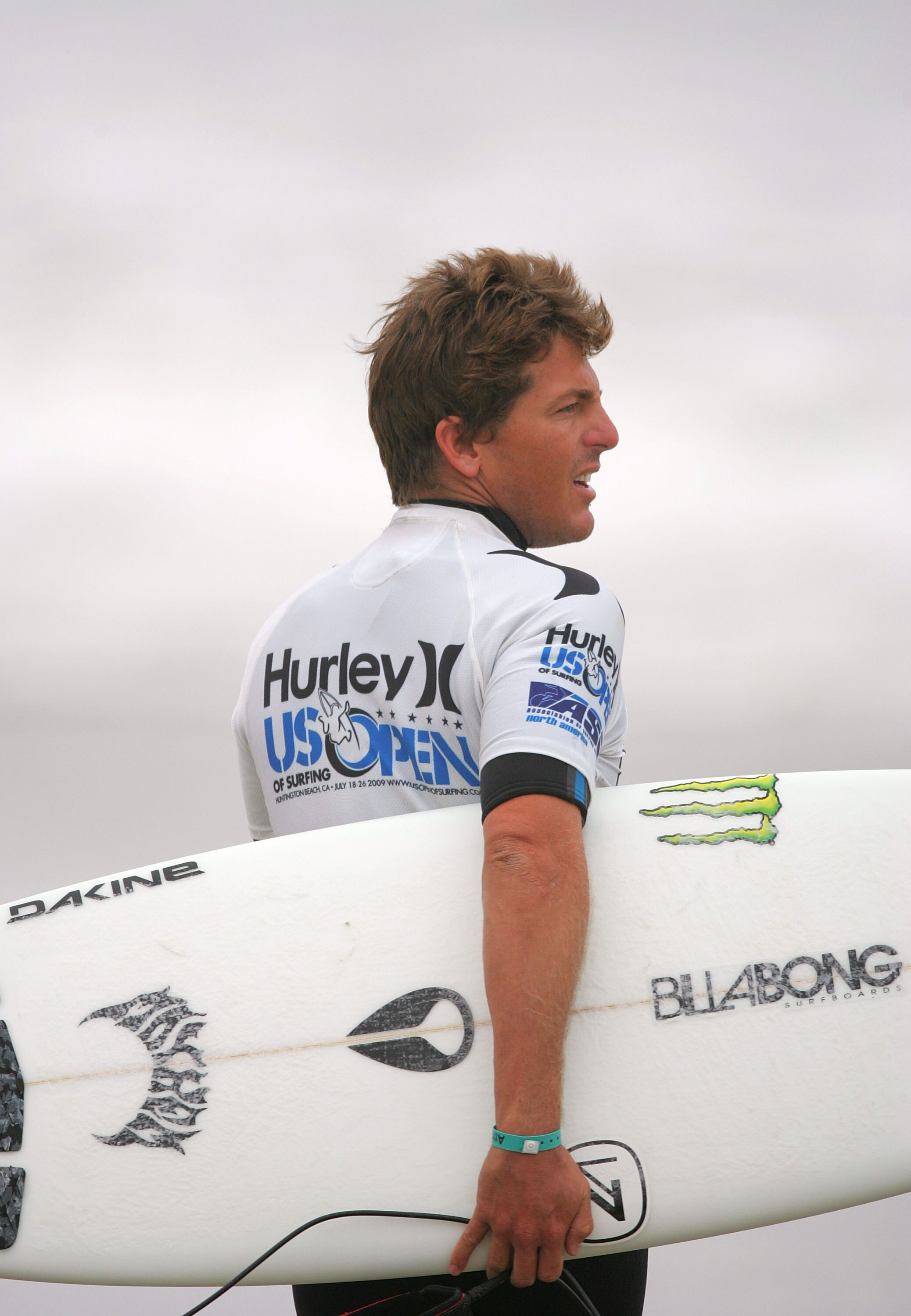 HUNTINGTON BEACH, CA - JULY 24:  Andy Irons (Hawaii) looks to the line-up as he walks southward down the beach prior to his morning heat during the 2009 Hurley U.S. Open of Surfing on July 24, 2009 in Huntington Beach, California.  (Photo by Victor Decolo