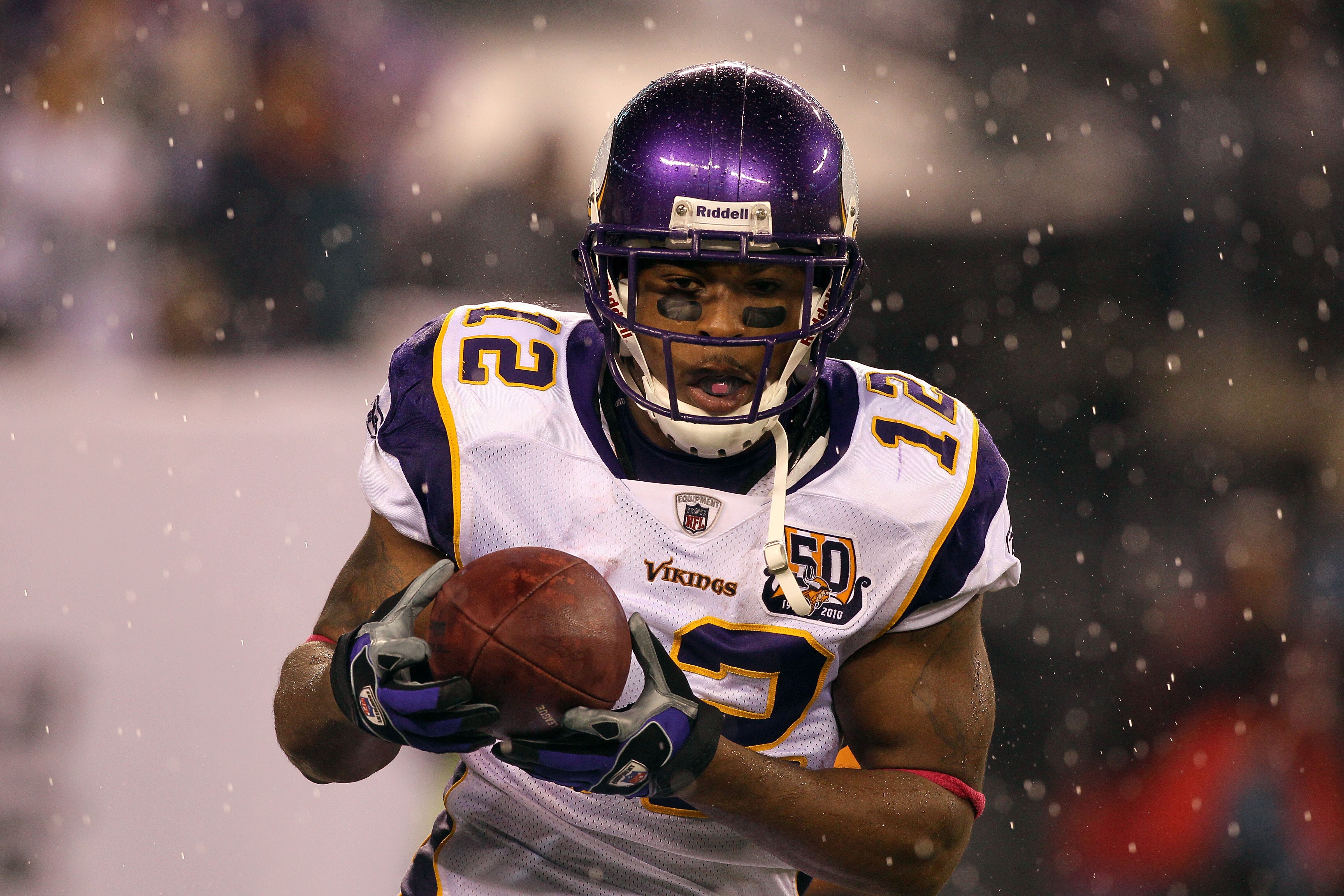 EAST RUTHERFORD, NJ - OCTOBER 11:  Percy Harvin #12 of the Minnesota Vikings catches the ball against the New York Jets at New Meadowlands Stadium on October 11, 2010 in East Rutherford, New Jersey.  (Photo by Jim McIsaac/Getty Images)