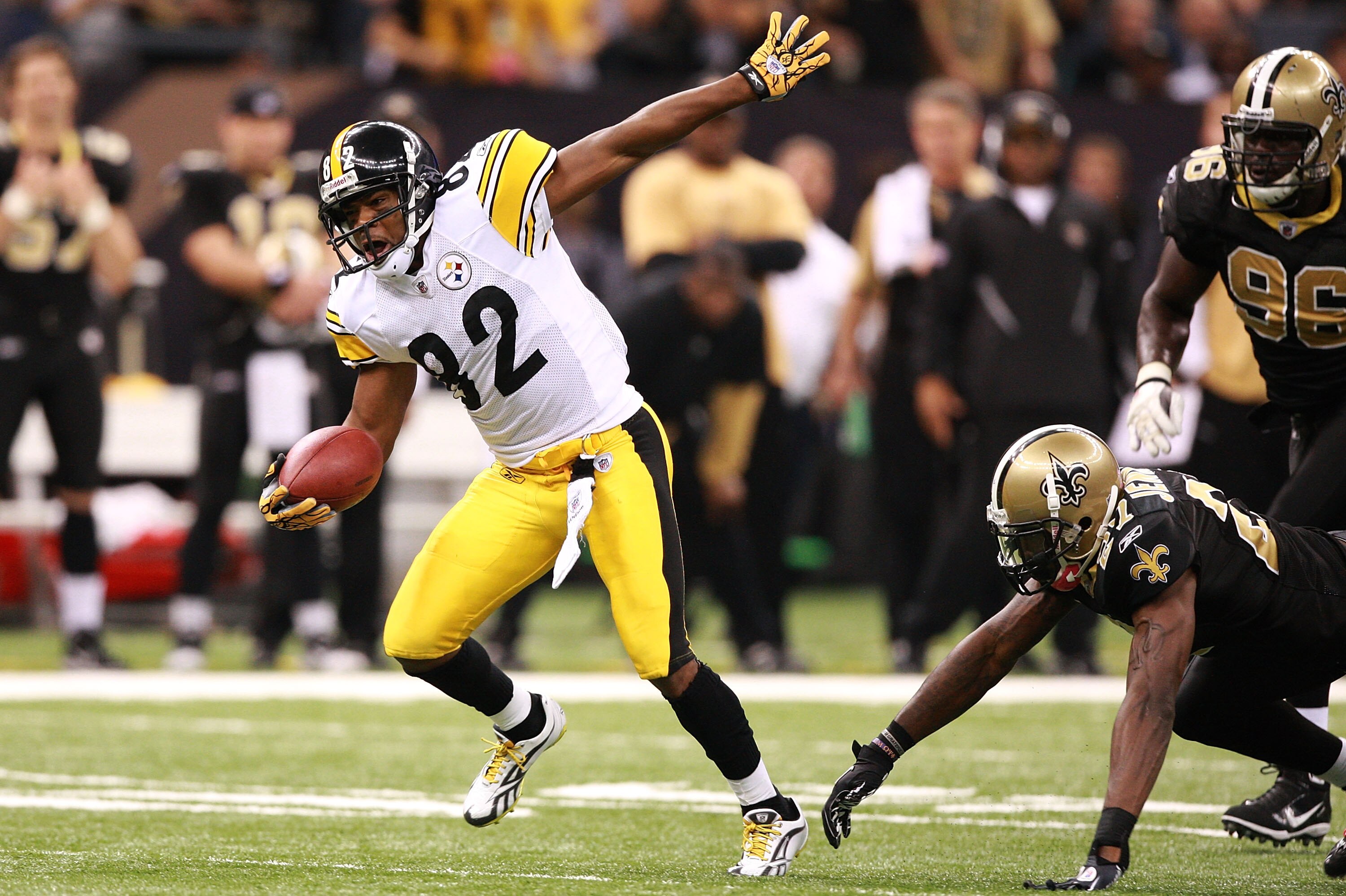 NEW ORLEANS - OCTOBER 31:  Antwaan Randle El #82 of the Pittsburgh Steelers runs with the football during the game against the New Orleans Saints at Louisiana Superdome on October 31, 2010 in New Orleans, Louisiana.  The Saints won 20-10 over the Steelers