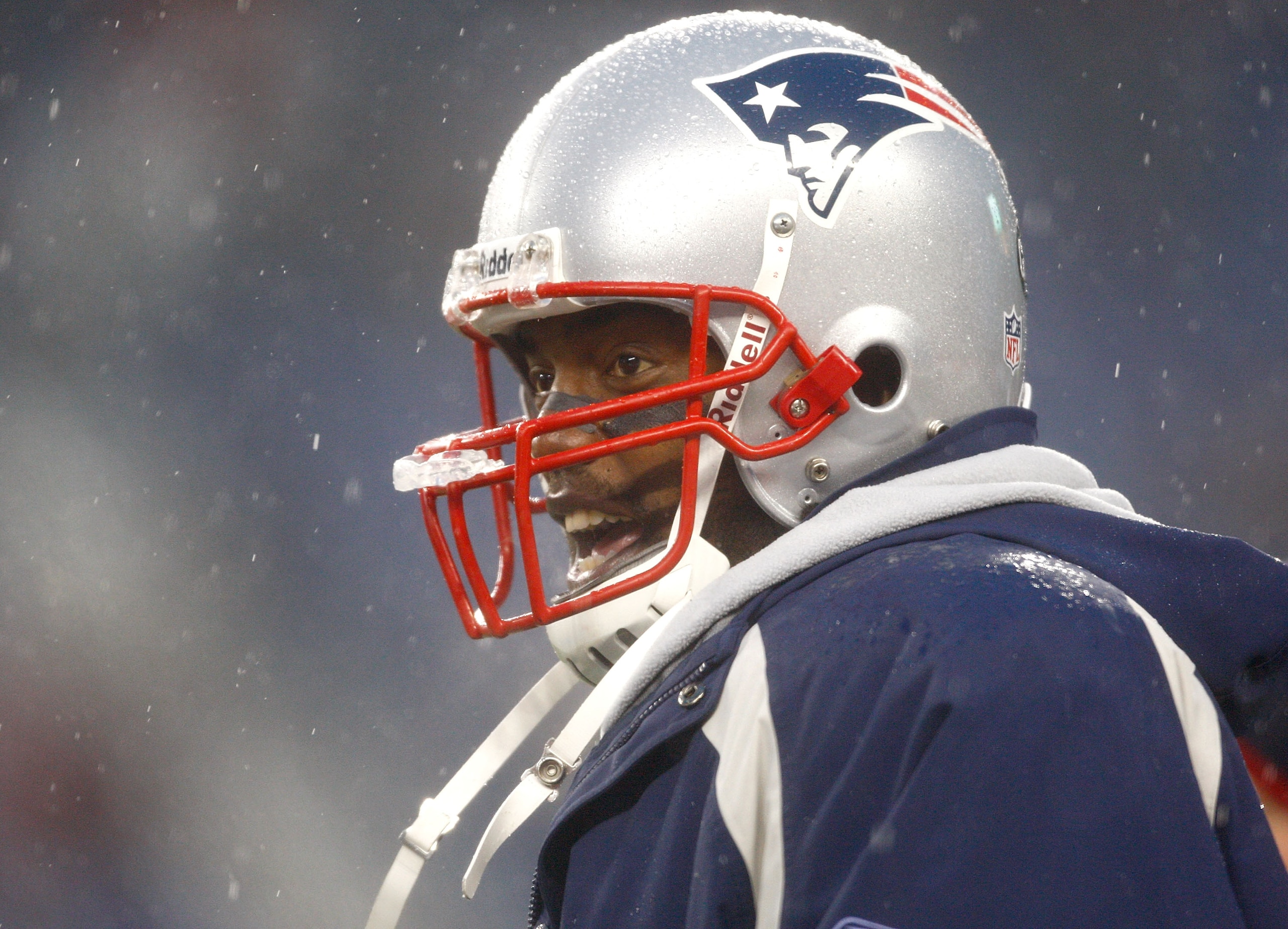 FOXBORO, MA - DECEMBER 21: Randy Moss #81 of the New England Patriots watches the finals moments of a win against the Arizona Cardinals at Gillette Stadium on December 21, 2008 in Foxboro, Massachusetts. (Photo by Jim Rogash/Getty Images)