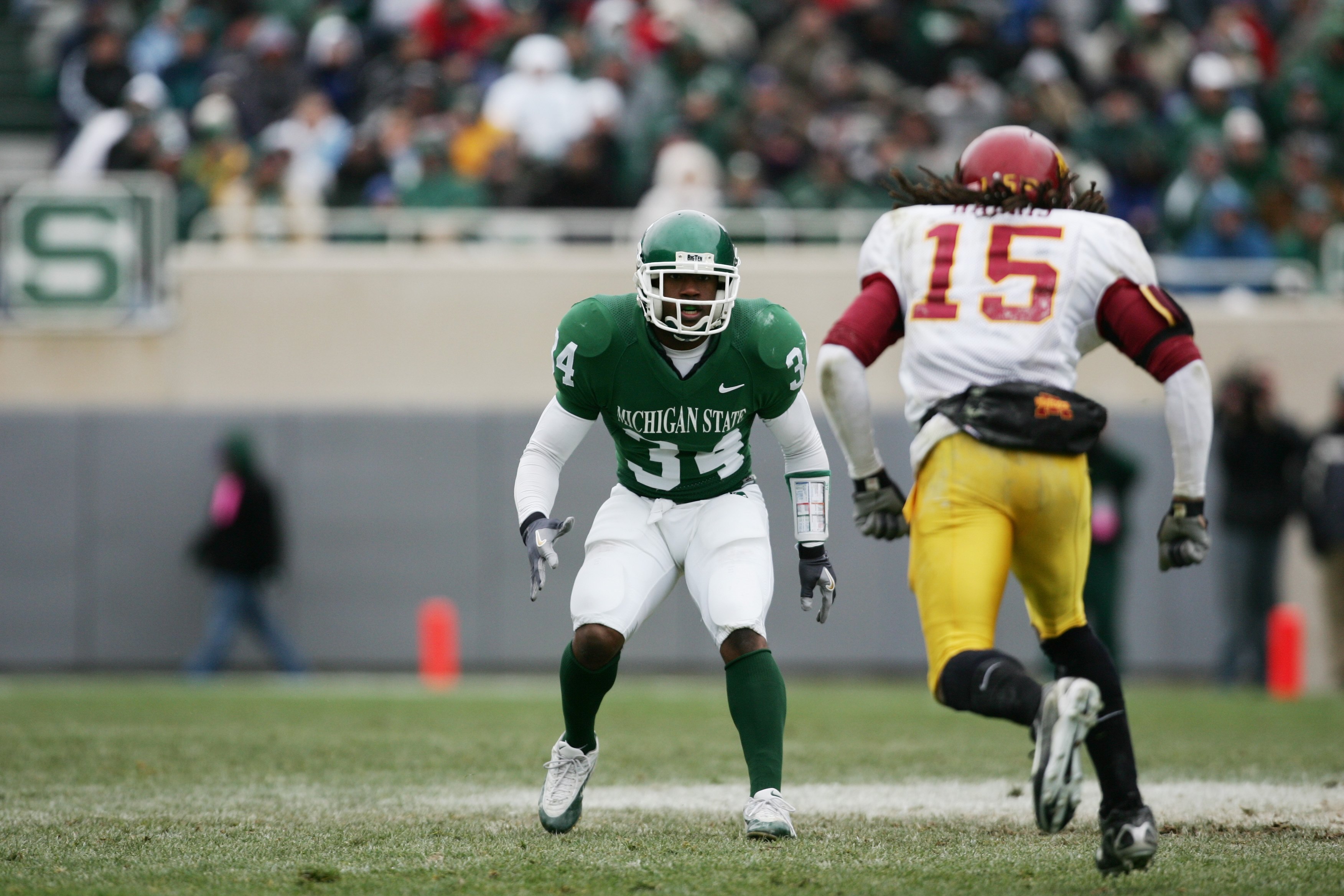 EAST LANSING, MI - NOVEMBER 11: Cornerback Jelani Nantambu #34 of the Michigan State Spartans drops into pass coverage against the Minnesota Golden Gophers at Spartan Stadium on November 11, 2006 in East Lansing, Michigan. Minnesota won 31-18. (Photo by EAST LANSING, MI - NOVEMBER 11: Cornerback Jelani Nantambu #34 of the Michigan State Spartans drops into pass coverage against the Minnesota Golden Gophers at Spartan Stadium on November 11, 2006 in East Lansing, Michigan. Minnesota won 31-18. (Photo by