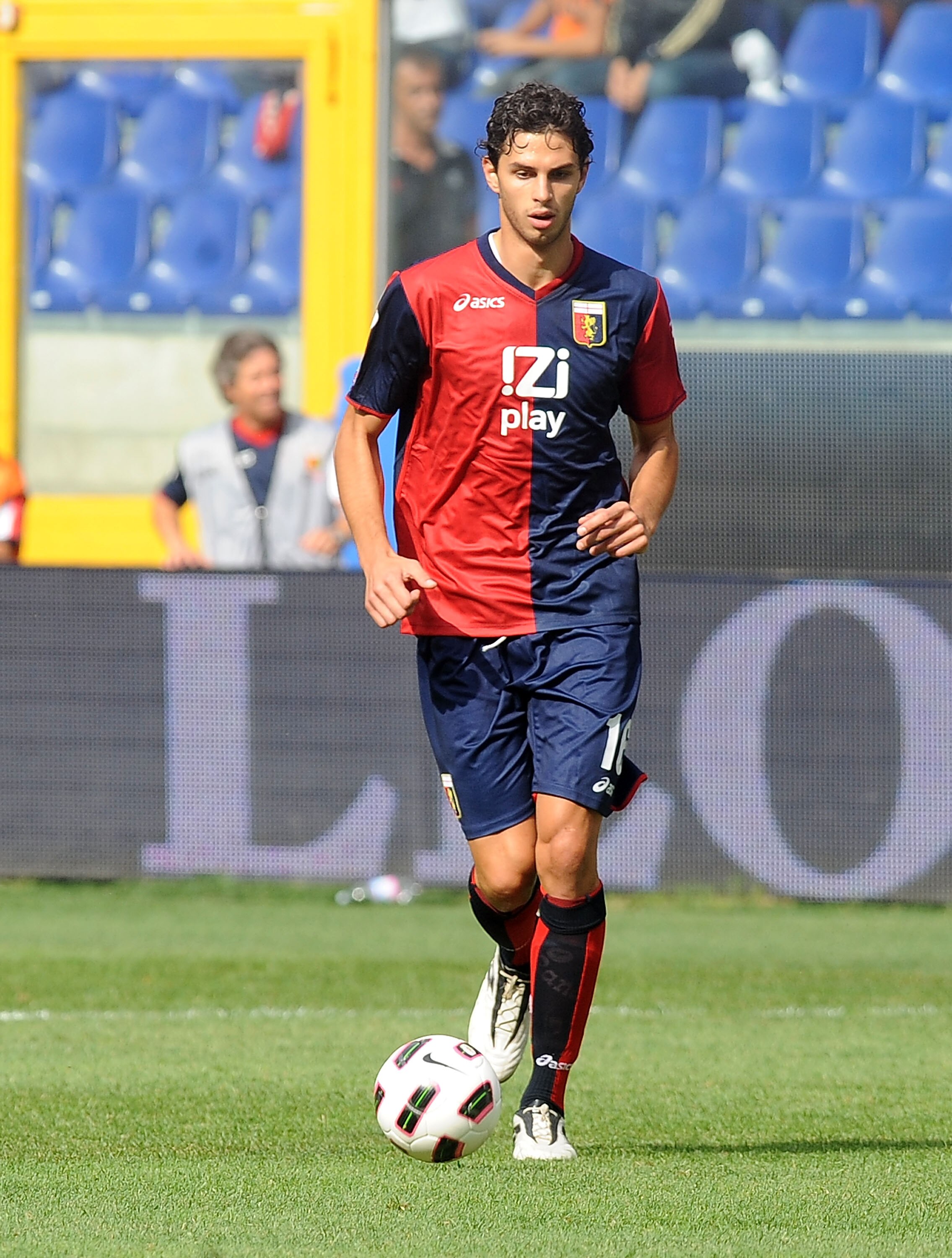 GENOA, ITALY - OCTOBER 03: Andrea Ranocchia of Genoa CFC in action  during the Serie A match between Genoa CFC and AS Bari at Stadio Luigi Ferraris on October 3, 2010 in Genoa, Italy. (Photo by Massimo Cebrelli/Getty Images)
