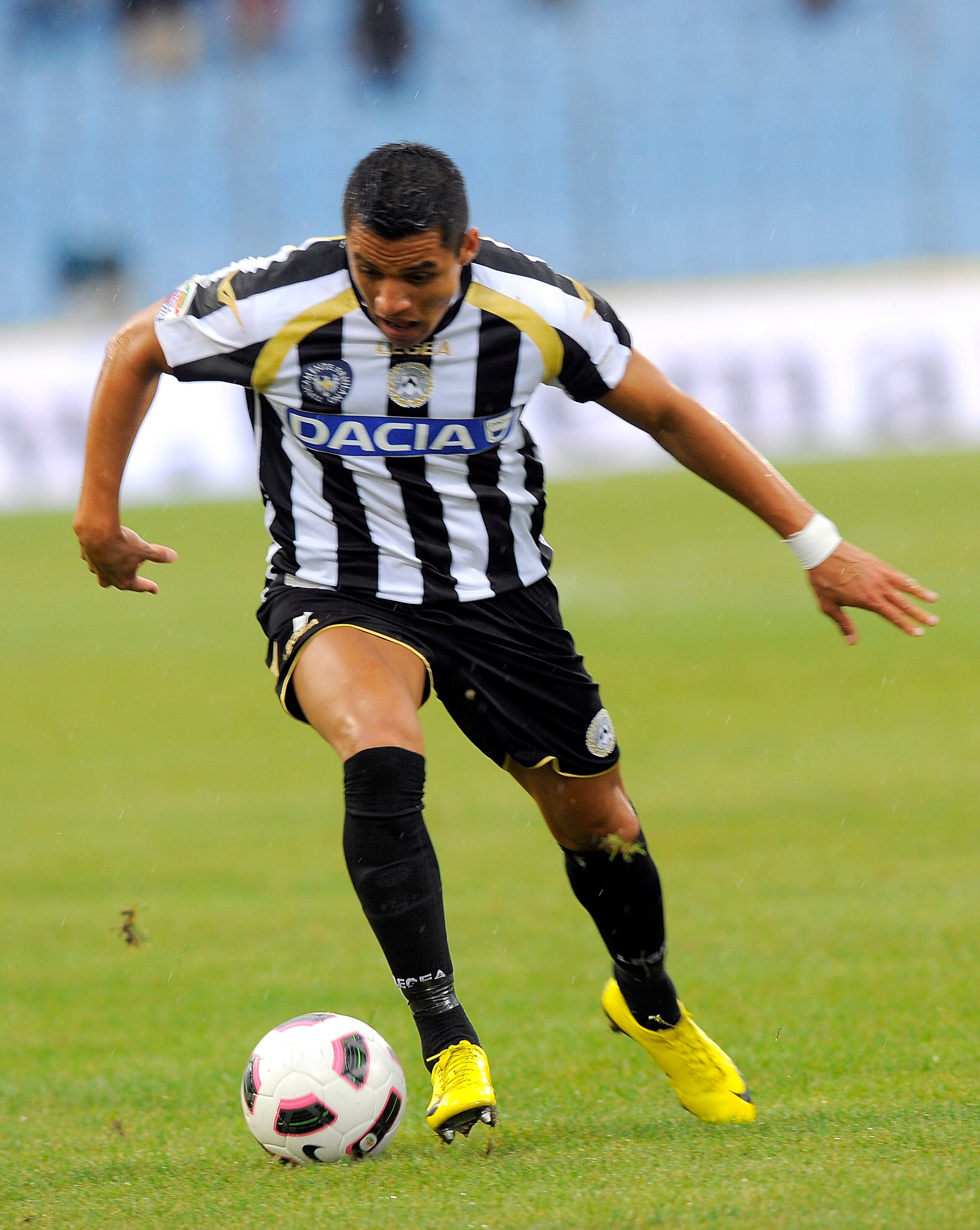 UDINE, ITALY - AUGUST 28:  Alexis Alejandro Sanchez of Udinese controll the ball during the Serie A match between Udinese and Genoa at Stadio Friuli on August 28, 2010 in Udine, Italy.  (Photo by Dino Panato/Getty Images)
