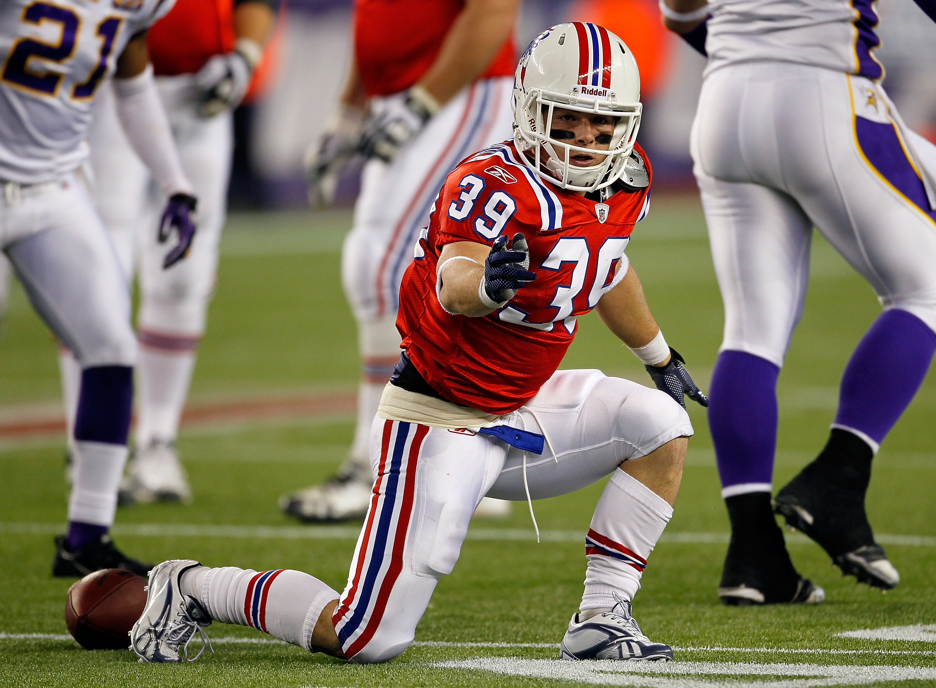 FOXBORO, MA - OCTOBER 31:  Danny Woodhead #39 of the New England Patriots reacts after gaining yards against the Minnesota Vikings in the first half at Gillette Stadium on October 31, 2010 in Foxboro, Massachusetts. (Photo by Jim Rogash/Getty Images)