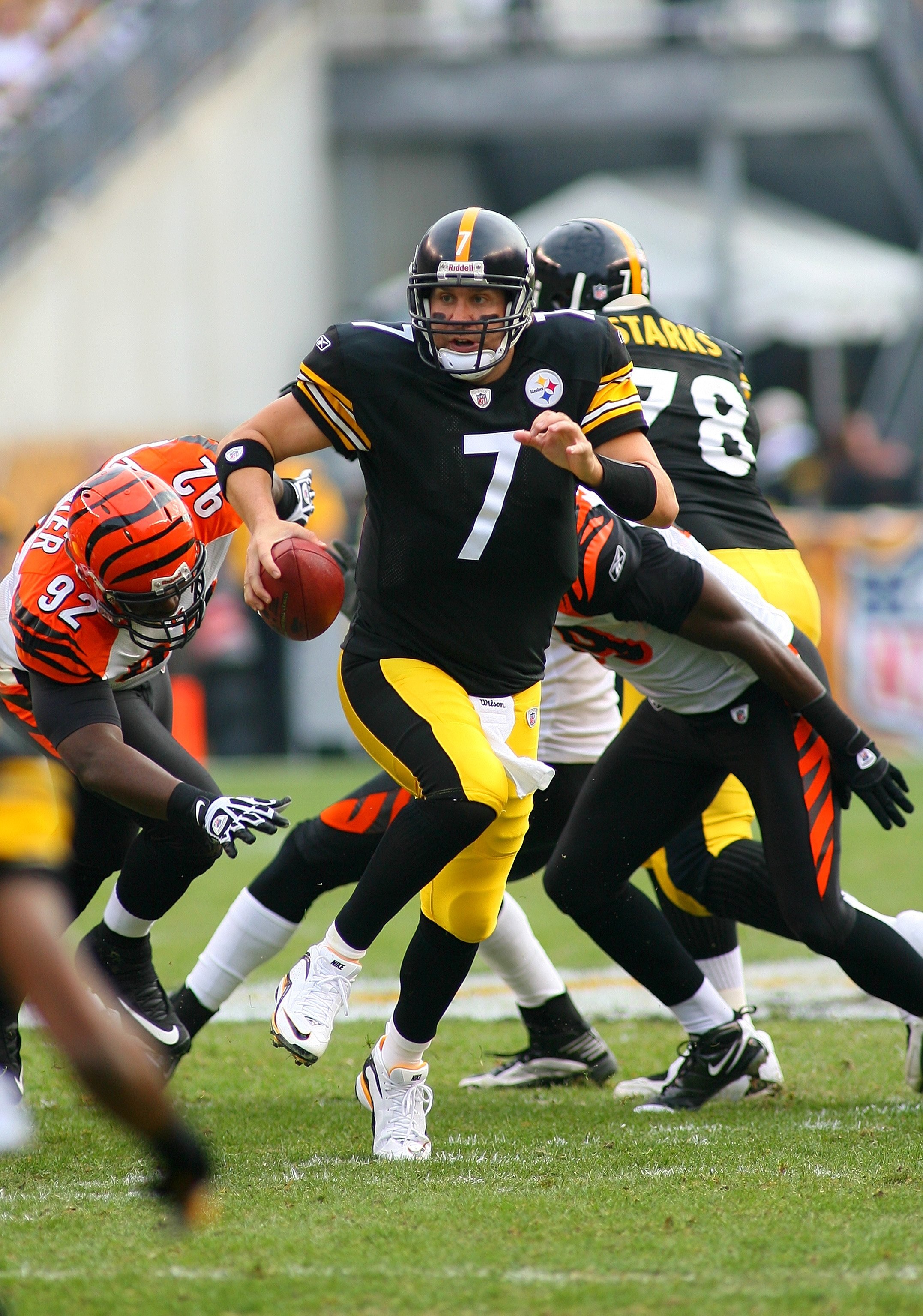 PITTSBURGH - NOVEMBER 15:  Quarterback Ben Roethlisberger #7 of the Pittsburgh Steelers scrambles out of the pocket during their game against the Cincinnati Bengals at Heinz Field on November 15, 2009 in Pittsburgh, Pennsylvania. The Bengals defeated the
