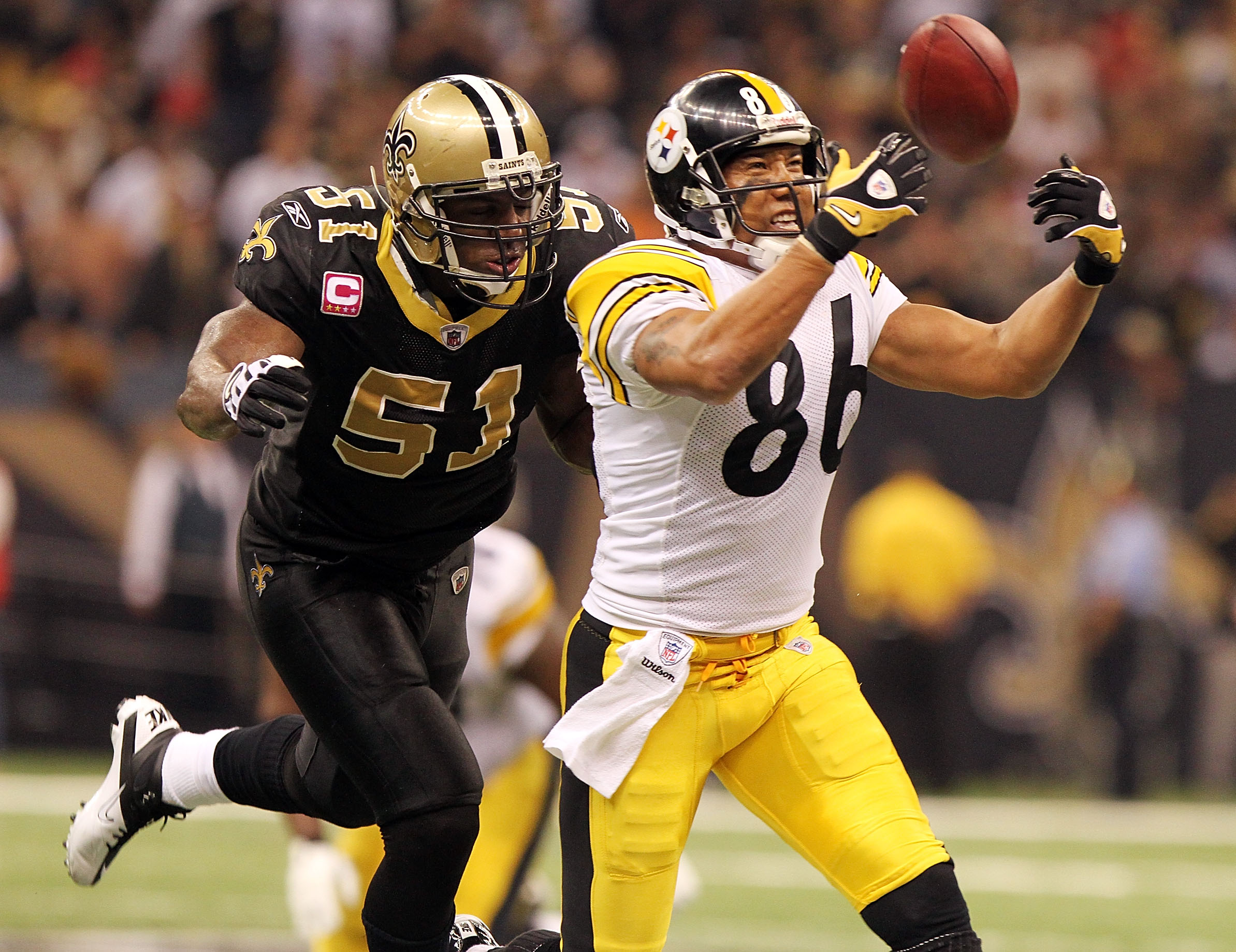 NEW ORLEANS - OCTOBER 31: Jonathan Vilma #51 of the New Orleans Saints breaks up a pass to Hines Ward #86 of the Pittsburgh Steelers at the Louisiana Superdome on October 31, 2010 in New Orleans, Louisiana. (Photo by Matthew Sharpe/Getty Images)