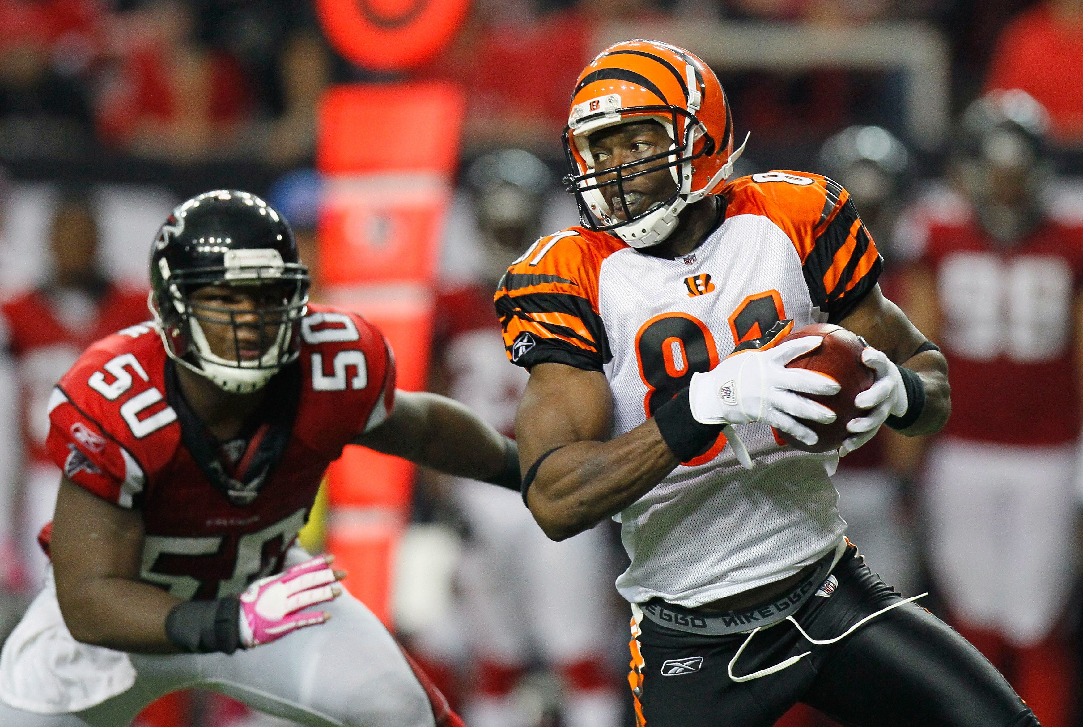 ATLANTA - OCTOBER 24:  Terrell Owens #81 of the Cincinnati Bengals pulls in this reception against Curtis Lofton #50 of the Atlanta Falcons at Georgia Dome on October 24, 2010 in Atlanta, Georgia.  (Photo by Kevin C. Cox/Getty Images)